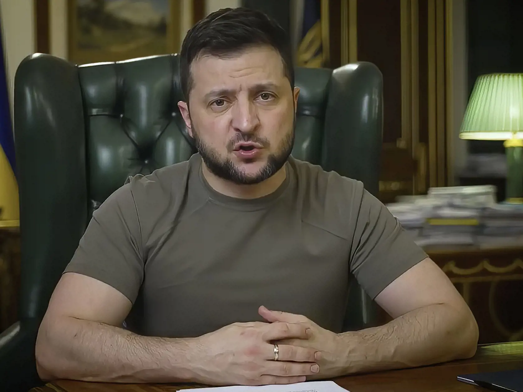 WA 5 Kyjev - Ukrajinský prezident Volodymyr Zelenskyj sa prihovára prostredníctvom  videoodkazu z Kyjeva počas 40. dňa ruskej invázie na Ukrajinu v pondelok neskoro večer 4. apríla 2022. Zelenskyj sa zaviazal, že údajní vojnoví zločinci na Ukrajine budú postavení pred spravodlivosť. Ukrajina podľa jeho slov pracuje s Európskou úniou a Medzinárodným trestným súdom (ICC) v holandskom Haagu na tom, aby zaistili, že vojnové zločiny v Buči a ďalších ukrajinských mestách budú úplne vyšetrené. FOTO TAS