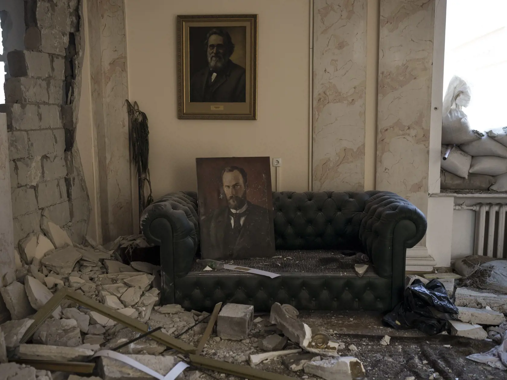 PK 31 Charkov - Interiér budovy miestnej samosprávy poškodený počas ruského útoku v Charkove vo štvrtok 24. marca 2022. FOTO TASR/AP

Inside view of the regional administration building, heavily damaged after a Russian attack earlier this month in Kharkiv, Ukraine, Thursday, March 24, 2022. (AP Photo/Felipe Dana)