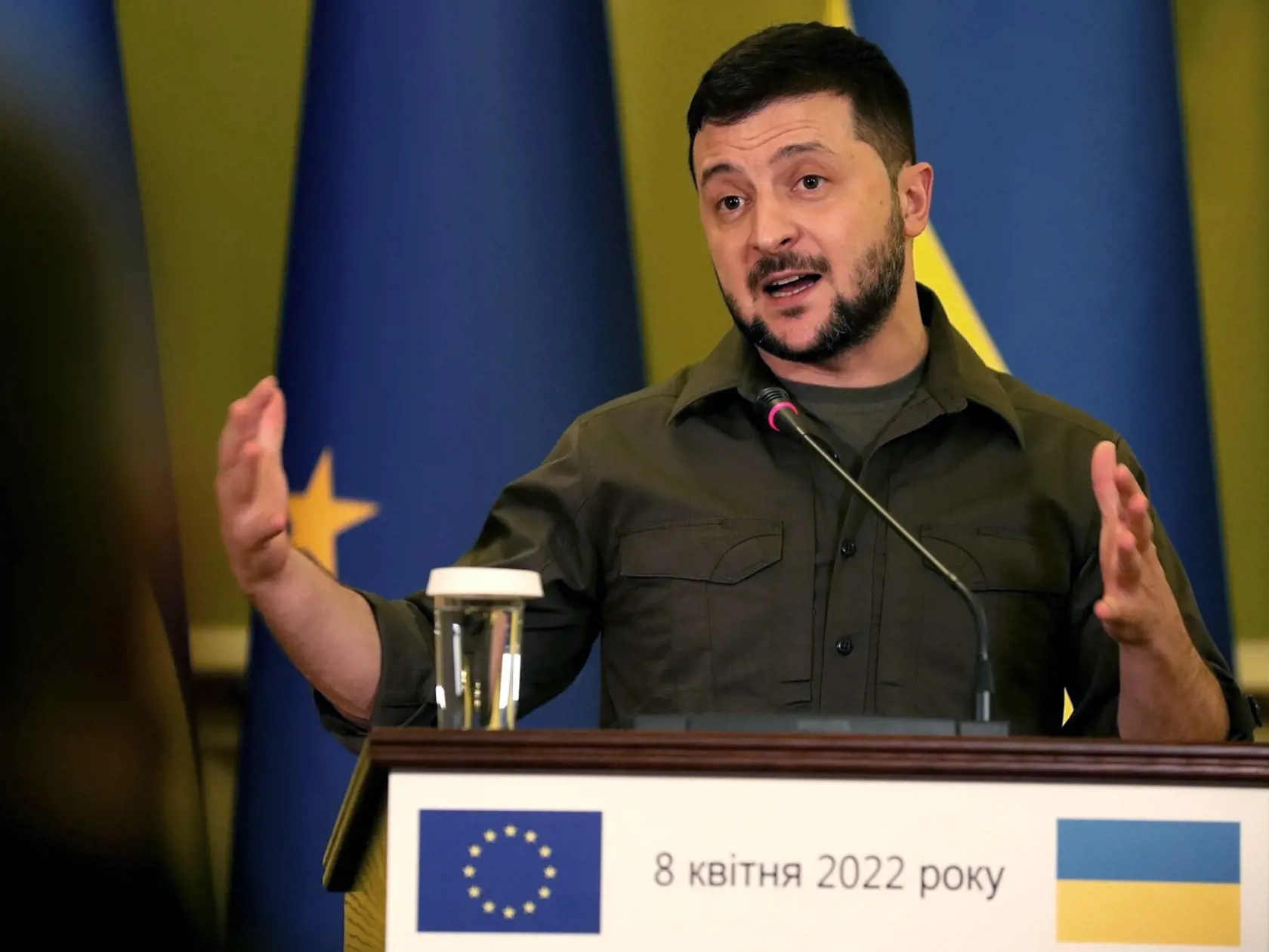 JB 38 Kyjev - Ukrajinský prezident Volodymyr Zelenskyj rozpráva počas tlačovej konferencie s  predsedníčkou Európskej komisie (EK) Ursulou von der Leyenovou (nie je na snímke) po ich stretnutí v Kyjeve 8. apríla 2022. FOTO TASR/AP

Ukrainian President Volodymyr Zelenskyy speaks during a press conference with European Union Commission President Ursula von der Leyen in Kyiv, Ukraine, on Friday, April 8, 2022. (AP Photo/Adam Schreck)