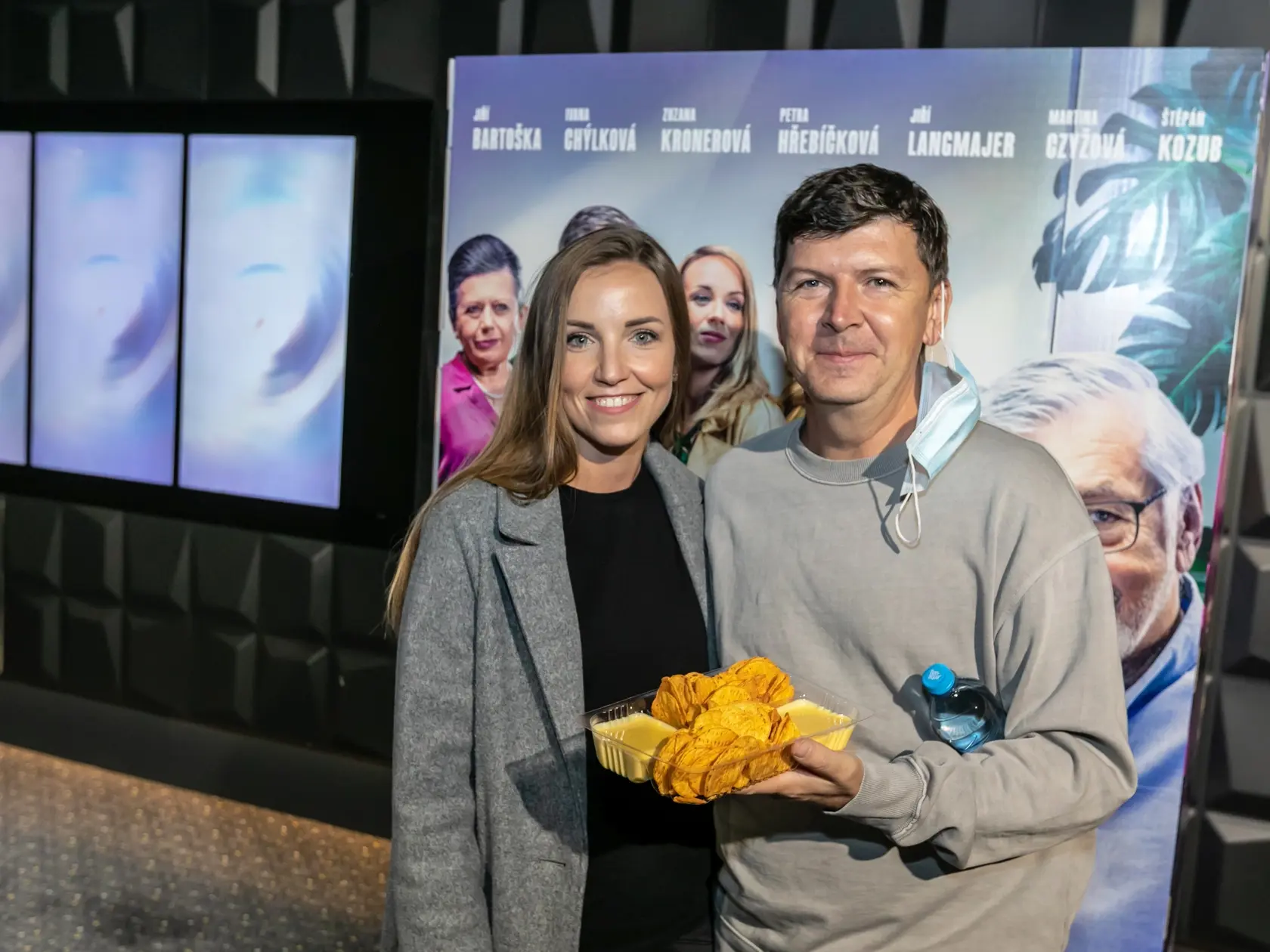 Na snímke je Andrej Bičan s priateľkou Miškou pred premiérou českého filmu Zbožňovaný v Bory Mall. 