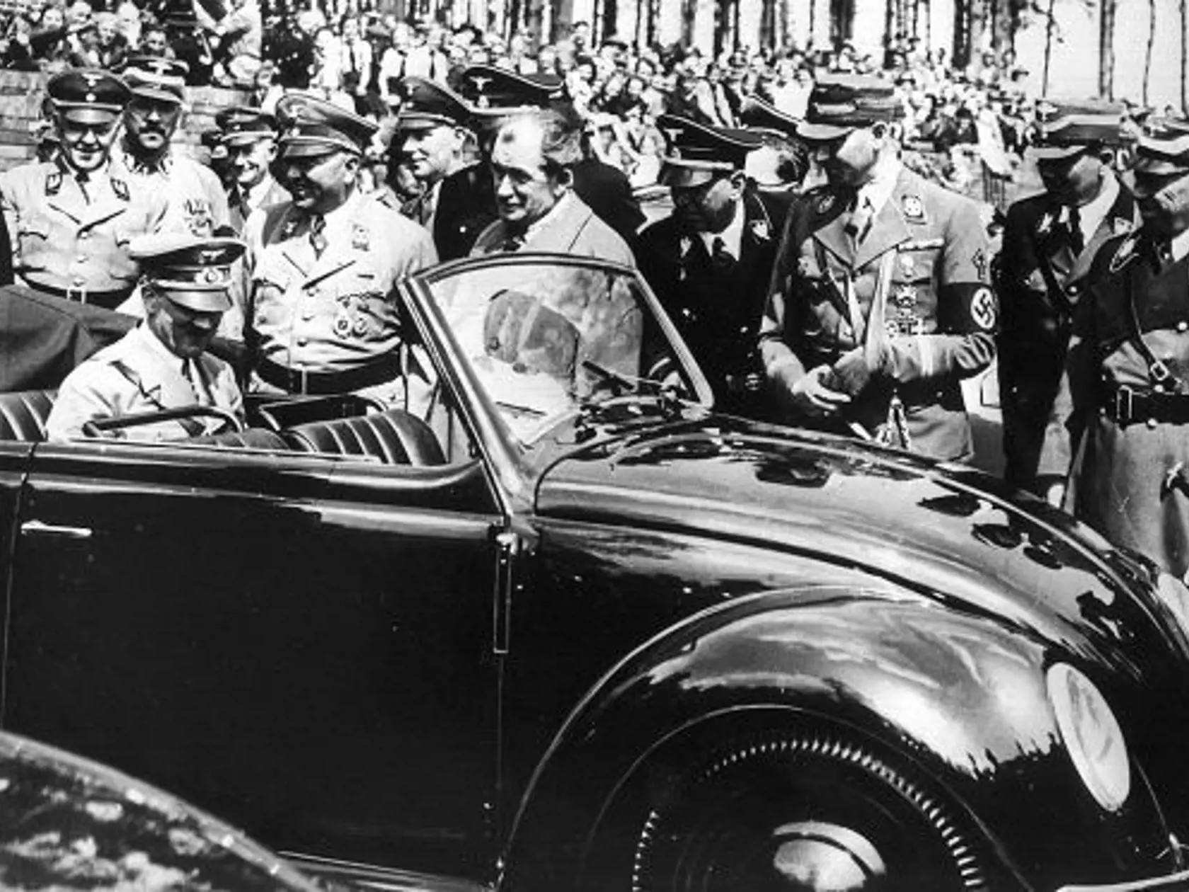 Ľudové auto patrilo k najvyšším záujmom: Adolf Hitler kontroluje jeden z prvých prototypov Chrobáka (obrázok z roku 1938)