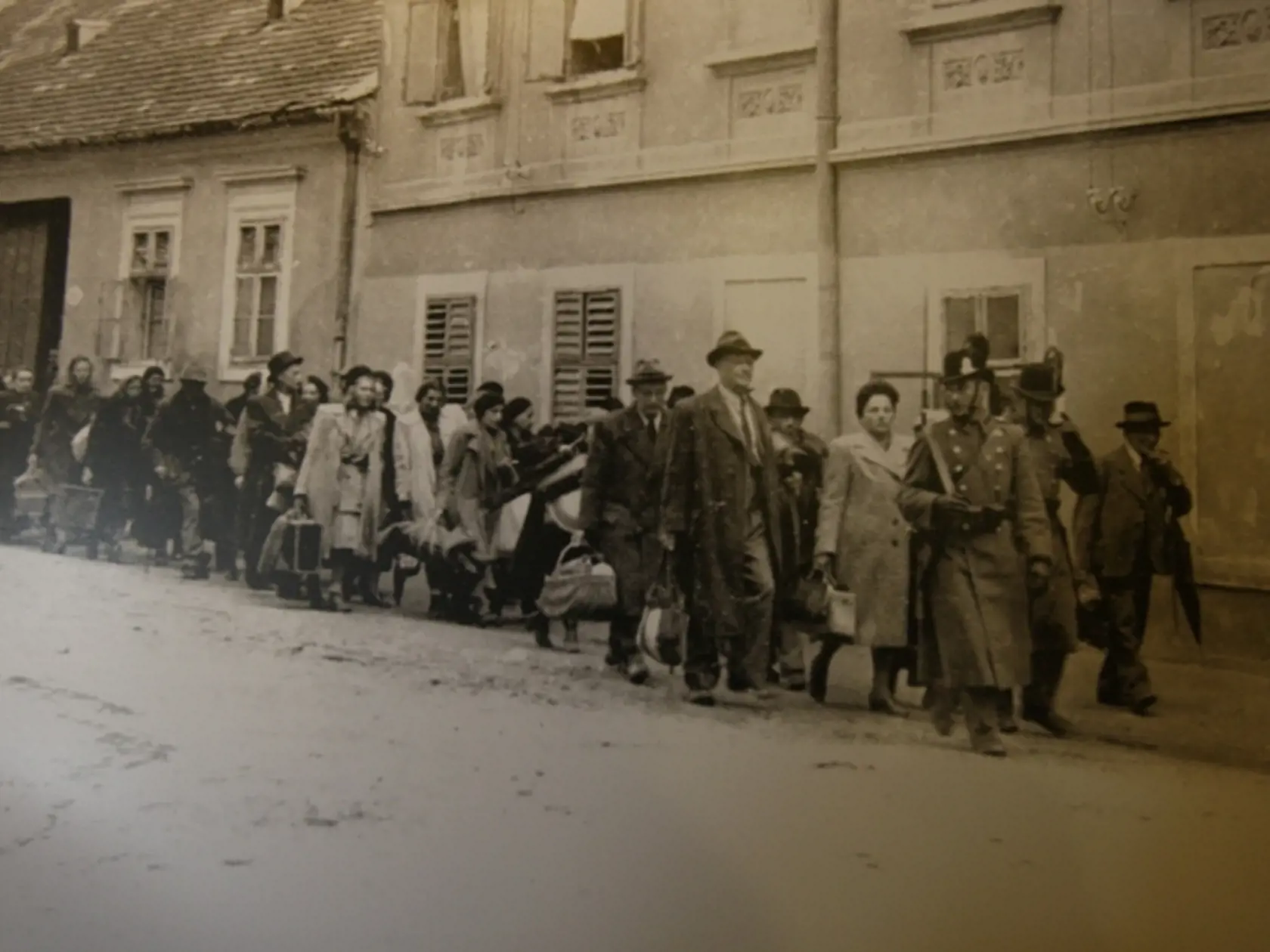 Umelec použil pri maľbe obrazu popol obetí holokaustu z koncentračného tábora Majdanek.