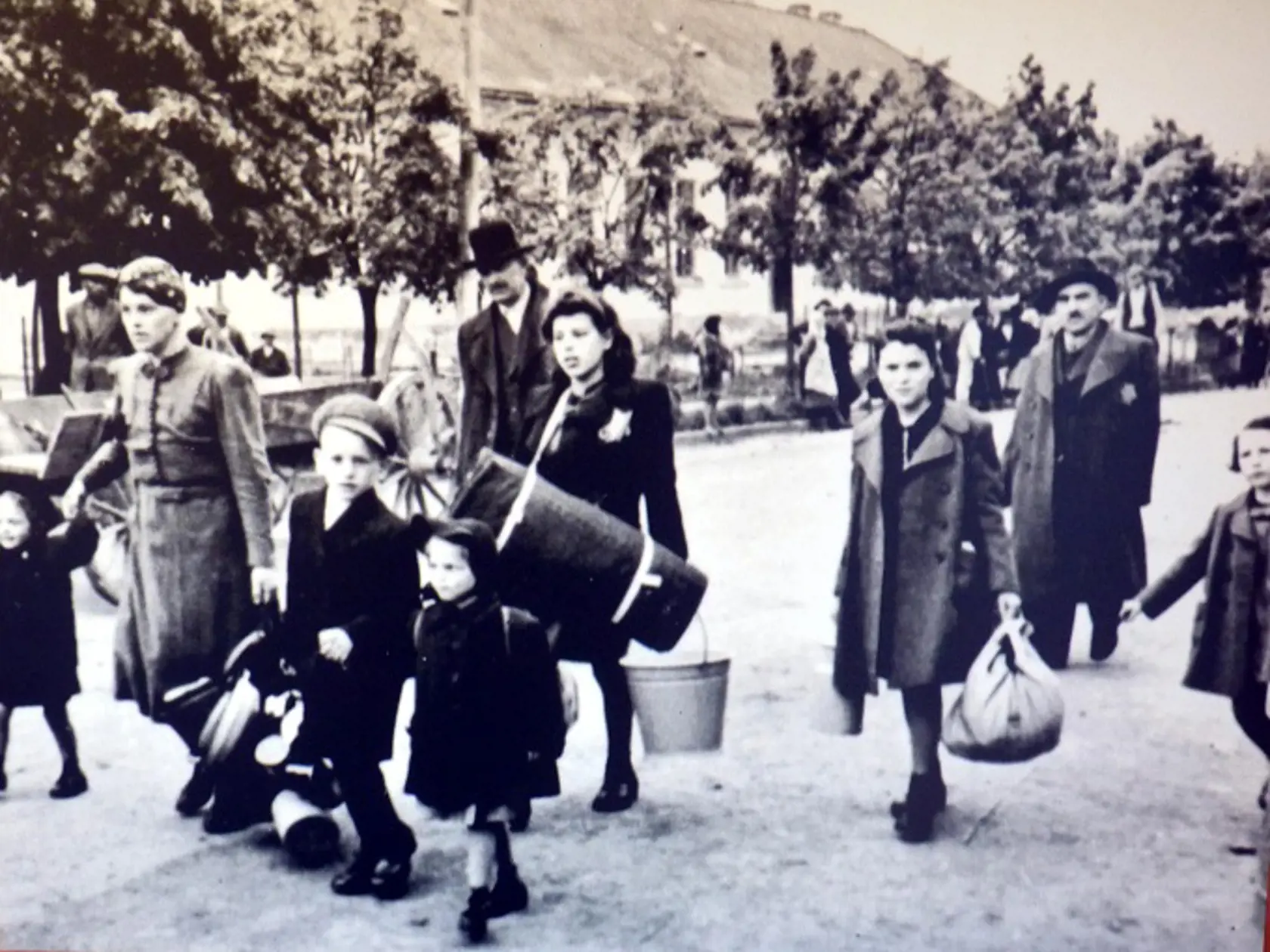 - Fotografie v spomienkovom vlaku pri príležitosti 70. výročia prvého transportu židovských žien a dievčat do koncentračného tábora Osvienčim z popradskej železničnej stanice.