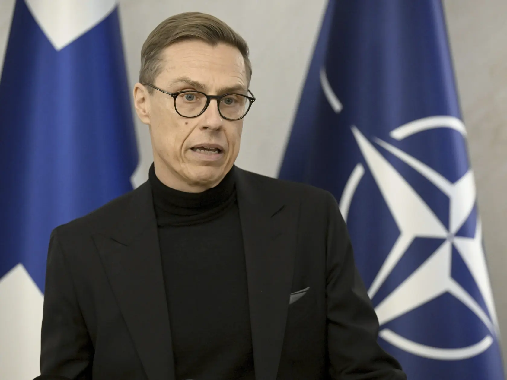 Fínsky prezident Alexander Stubb poča stretnutia s novinármi k prerušeniu podmorského elektrického kábla Estlink 2 a internetových spojení medzi Fínskom a Estónskom, v piatok 27. decembra 2024 v Helsinkách. Fínsko vo štvrtok zadržalo ruský tanker podozrivý z poškodenia podmorského kábla Estlink 2 a z poškodenia ďalších štyroch internetových spojení. Estlink 2 je jeden z dvoch elektrických káblov medzi Estónskom a Fínskom, ktorý bol uvedený do prevádzky v roku 2014. Meria 171 kilometrov, z toho 145 kilometrov je na dne mora. K neplánovanému prerušeniu prevádzky kábla Estlink 2 došlo v stredu o 11.26 h SEČ. V prevádzke medzi oboma krajinami je teraz len kábel Estlink 1, ktorý má menšiu kapacitu.