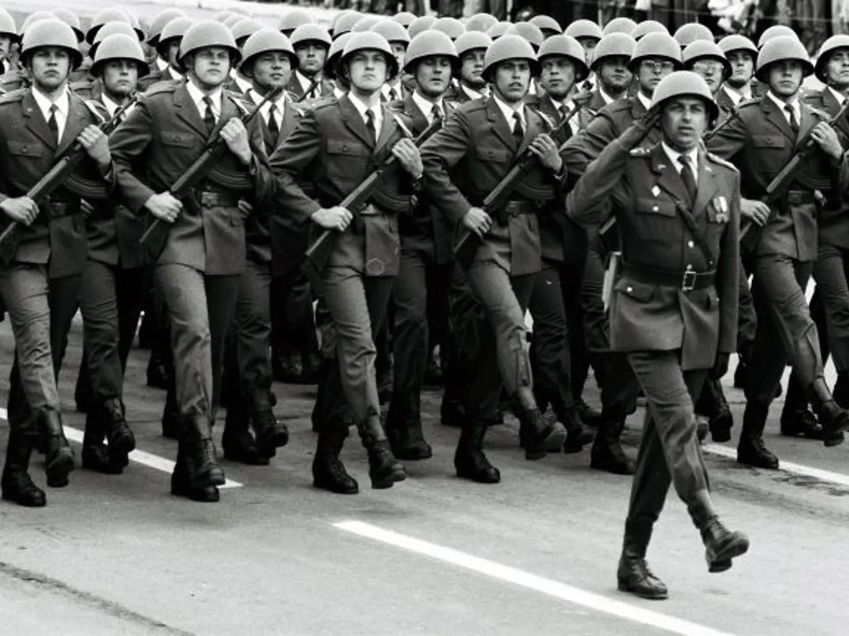 Na archívnej snímke z 9. mája 1985  prehliadka raketových vojsk v Bratislave pri príležitosti 40. výroèia oslobodenia ÈSSR Sovietskou armádou. FOTO TASR - Miroslav Vojtek   *** Local Caption *** vojenská prehliadka vojaci Deò víazstva oslavy výroèie 2. svetová vojna koniec oslobodenie od fašizmu fašizmus nacizmus porážka Sovietska Èervená armáda ÈA víazstvo história 1945 politika armáda zbrane vojenská technika