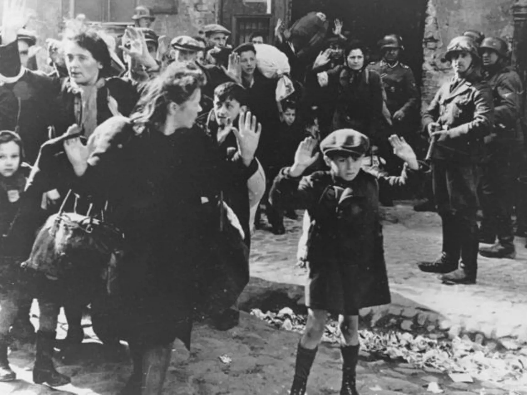 Archív - Varšavské geto bolo založené 16. októbra 1940. Nemci v òom postupne zhromaždili 450.000 ¾udí, z ktorých asi 300.000 skonèilo v koncentraènom tábore Treblinka. Od zvyšku sveta ich oddelili trojmetrovým múrom, ktorý bol zakonèený ostnatým drôtom. Lieky a základné hygienické potreby neexistovali. Aj preto v gete v roku 1941 vypukla epidémia týfusu. Rozhodnutie o prvom transporte padlo 20. júla 1942. V gete zavládla panika. Vo Varšave vznikla Židovská bojová organizácia. K prvej ozbrojenej 