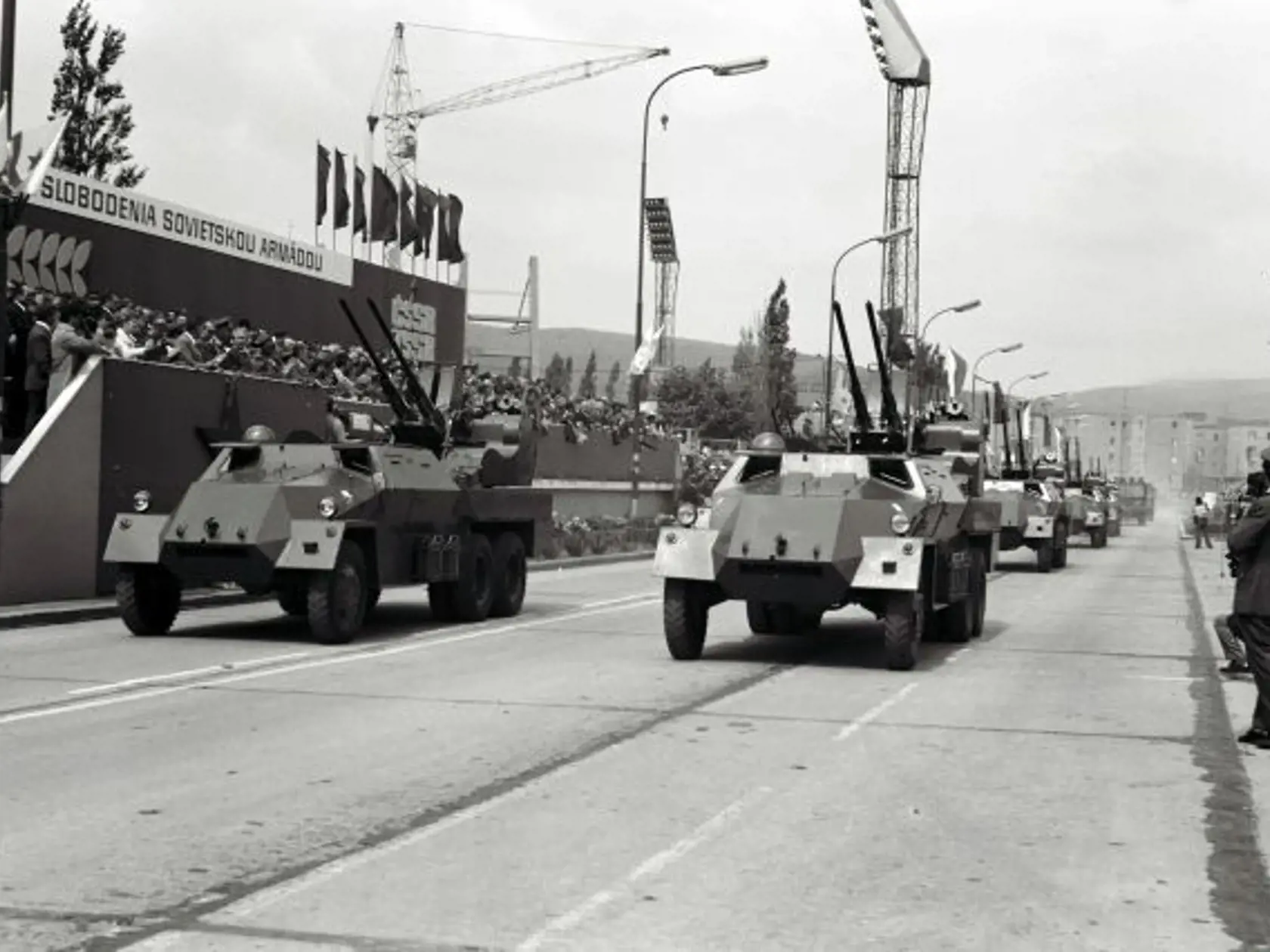 Na archívnej snímke z 9. mája 1975 oslavy 30. výroèia oslobodenia ÈSR Sovietskou armádou v Bratislave. FOTO TASR  *** Local Caption *** vojenská prehliadka vojaci vojenská technika Deò víazstva oslavy výroèie 2. svetová vojna koniec oslobodenie od fašizmu fašizmus nacizmus porážka Sovietska Èervená armáda ÈA víazstvo história 1945 politika armáda vojenská technika