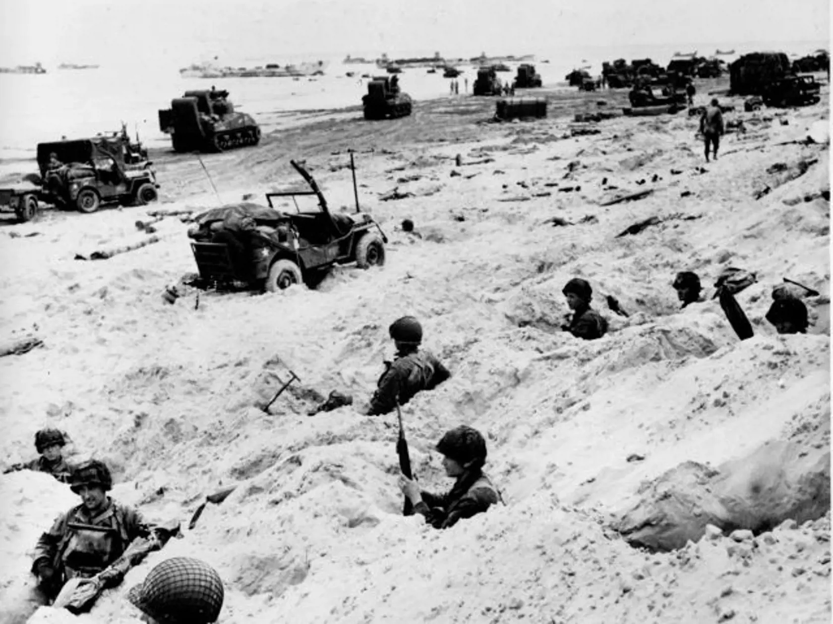SY 10 Normandia - Na historickej snímke zo 6. júna 1944 sú americké jednotky spojeneckých expedičných síl pri vytváraní predmostia počas počiatočného štádia výsadku na pláži v Normandii. Podrobné historické zmapovanie priebehu celej operácie Overlord trvalo dlho. Od prvého útržkovitého nemeckého rozhlasového vysielania až po dokumentáciu farebných spravodajských filmov prešli desaťročia. Vylodenie vyše 150.000 spojencov na pobreží nacistami okupovaného Francúzska pred 70 rokmi - v noci z 5. na 6