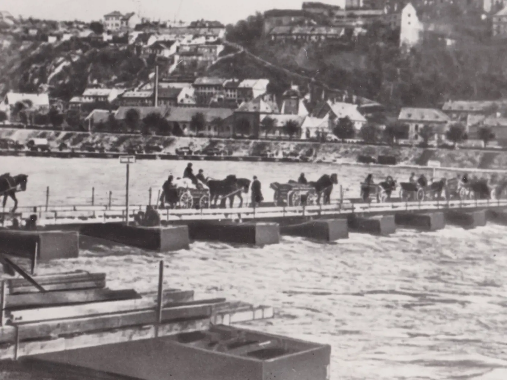 Mýty o vojne.
Druhá svetová vojna, sovietske vojská prechádzajú 5. - 8. apríla 1945 cez Dunaj