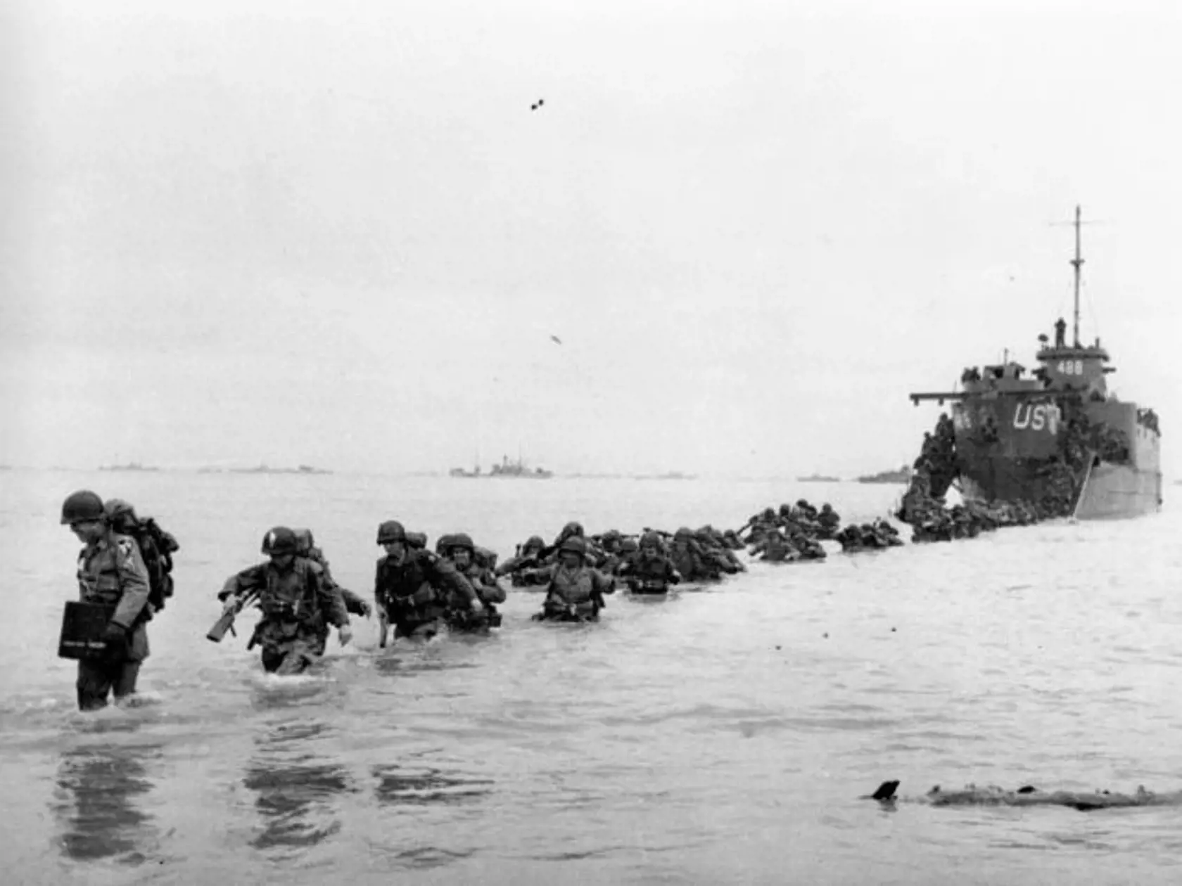 SY 9 Normandia - Americkí vojaci sa brodia v prílive po výsadku z vyloďovacích plavidiel počas spojeneckej invázie do Normandie v júni 1944.  Podrobné historické zmapovanie priebehu celej operácie Overlord trvalo dlho. Od prvého útržkovitého nemeckého rozhlasového vysielania až po dokumentáciu farebných spravodajských filmov prešli desaťročia. Vylodenie vyše 150.000 spojencov na pobreží nacistami okupovaného Francúzska pred 70 rokmi - v noci z 5. na 6. júna 1944 - významne prispelo ku konečnej p