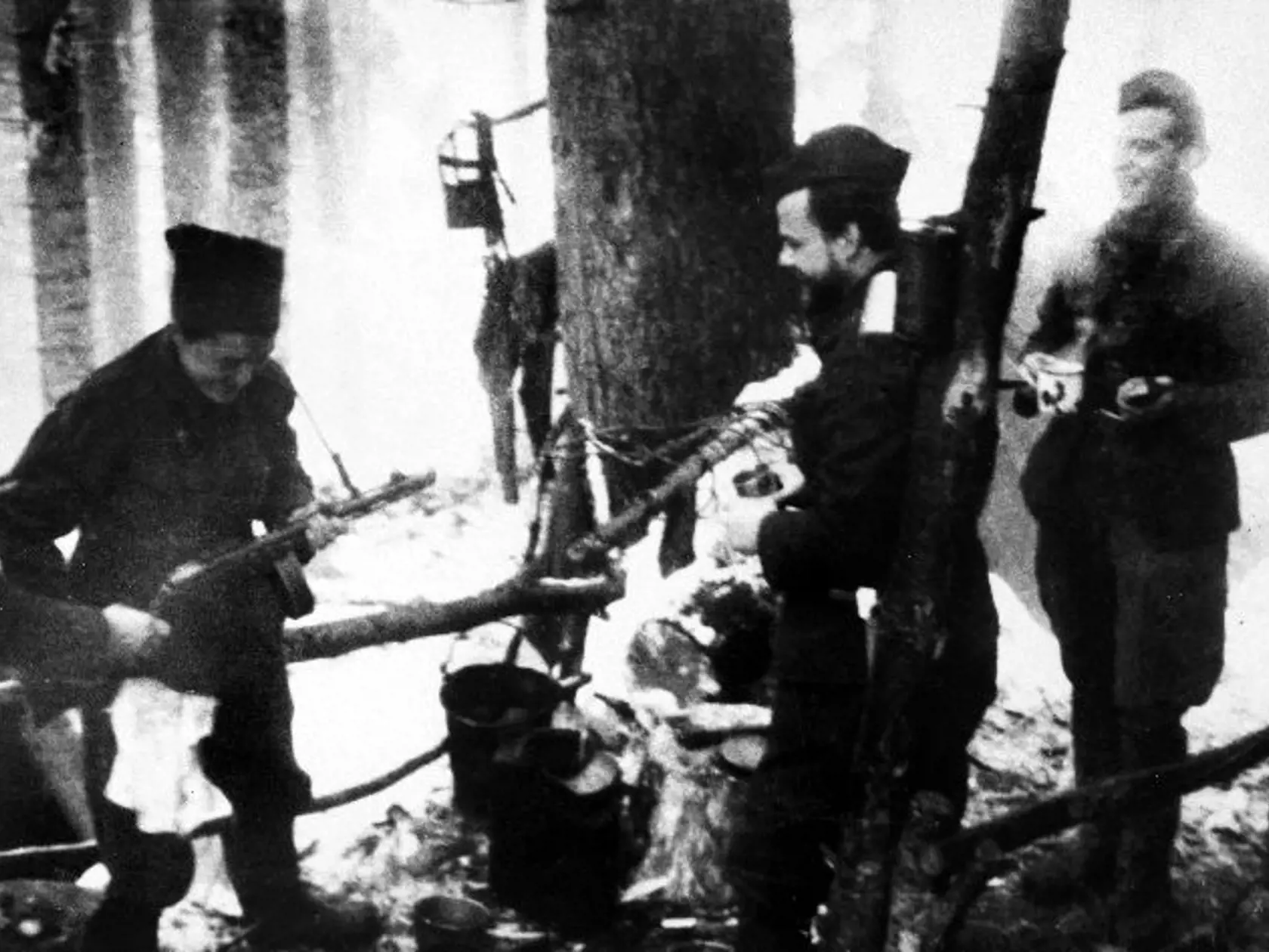 K blížiacemu sa výroèiu Slovenského národného povstania poskytujeme redakciám originálne i reprodukované dokumentárne snímky zo SNP.  Na archívnej  snímke aj po skonèení hlavných bojových akcií dokázali radoví príslušníci ès. povstaleckej armády a partizáni vysokú bojovú morálku a bezhraniènú lásku k vlasti, pokraèovaním v pattizánskych bojoch v najažších podmienkach. REPROFOTO ARCHÍV TASR *** Local Caption *** retro sken scan Slovenská republika protifašistický odboj 1944 vojnový slovenský štá