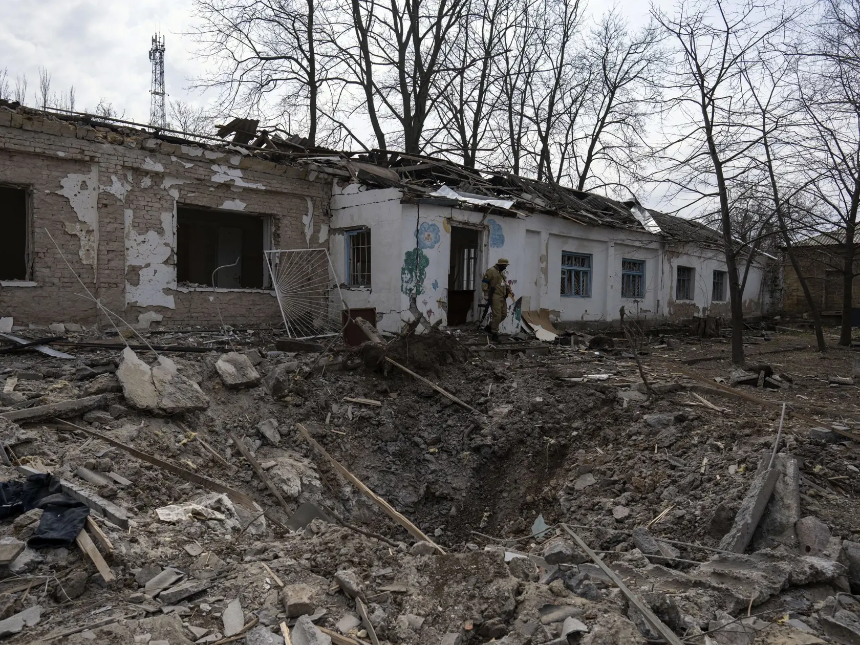 PK 44 Mykolajiv - Vojak vychádza z psychiatrickej liečebne poškodenej ruským bombardovaním v meste Mykolajiv na juhu Ukrajiny v piatok 25. marca 2022. FOTO TASR/AP
A soldier exits a Psychiatric hospital damaged by a Russian bombing earlier this week, in Mykolaiv, Ukraine, Friday, 25, 2022. (AP Photo/Petros Giannakouris)