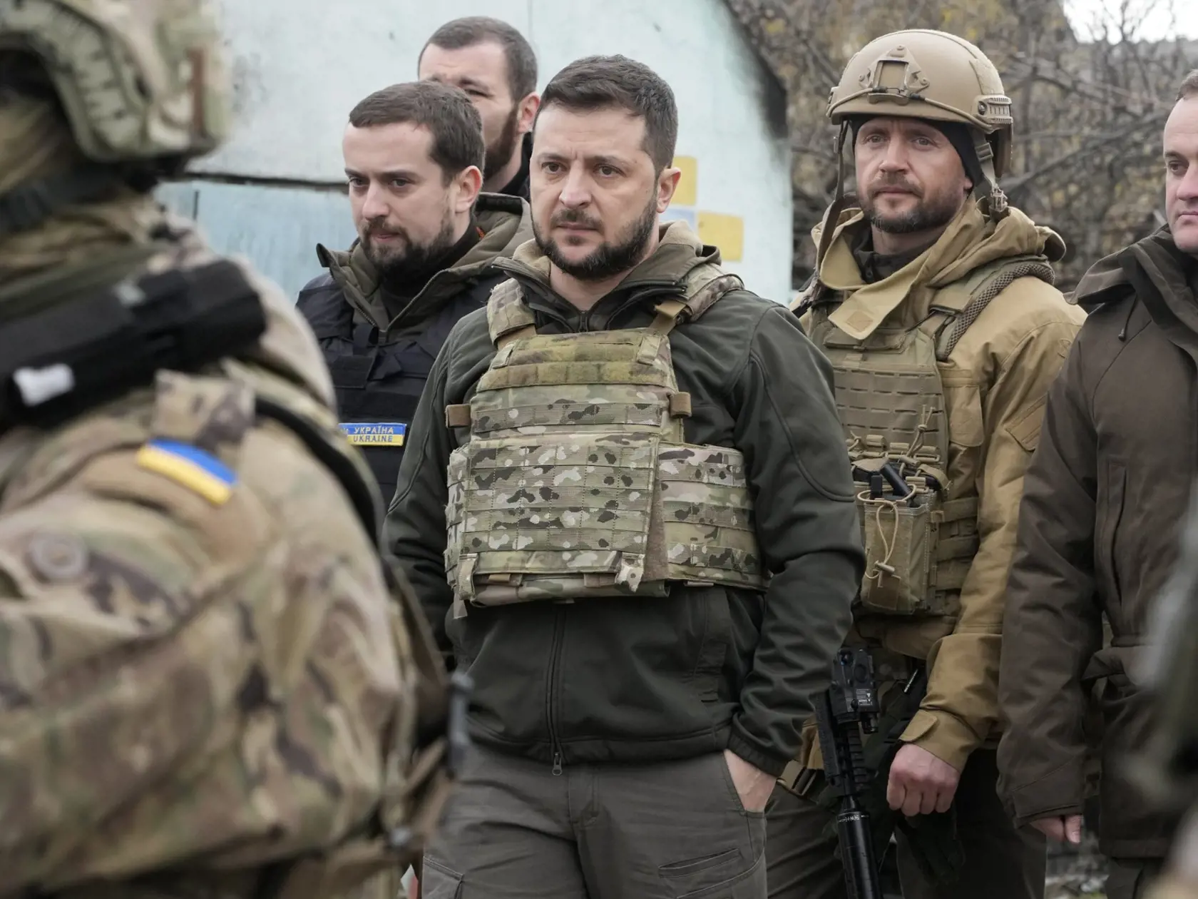EBE 13 Buča - Na snímke uprostred ukrajinský prezident Volodymyr Zelenskyj počas návštevy mesta Buča v Kyjevskej oblasti, v ktorom sa po minulotýždňovom odchode ruských jednotiek - podľa správ ukrajinských činiteľov - našli telá približne 340 civilistov v pondelok 4. apríla 2022. FOTO TASR/AP
Ukrainian President Volodymyr Zelenskyy examines the site of a recent battle in Bucha, close to Kyiv, Ukraine, Monday, Apr. 4, 2022. Russia is facing a fresh wave of condemnation after evidence emerged of