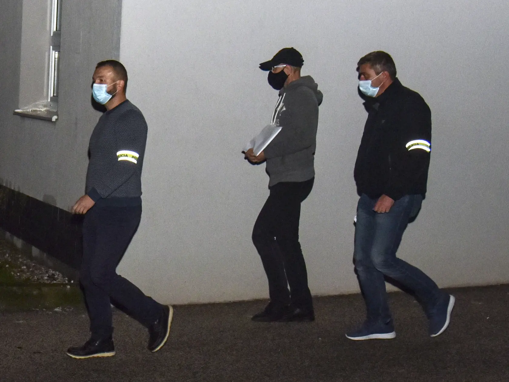 Na snímke policajná eskorta odváža obvineného podnikateľa Zoroslava K. (uprostred) do väzby po pojednávaní na Špecializovanom trestnom súde (ŠTS) v Pezinku 31. októbra 2020. Podnikateľ a konkurzný advokát Zoroslav K., bývalá podpredsedníčka Najvyššieho súdu (NS) SR Jarmila U. a expodpredseda Okresného súdu Bratislava III David L. budú stíhaní väzobne. Rozhodol o tom sudca pre prípravné konanie Špecializovaného trestného súdu (ŠTS) v Pezinku.  FOTO TASR - Pavol Zachar