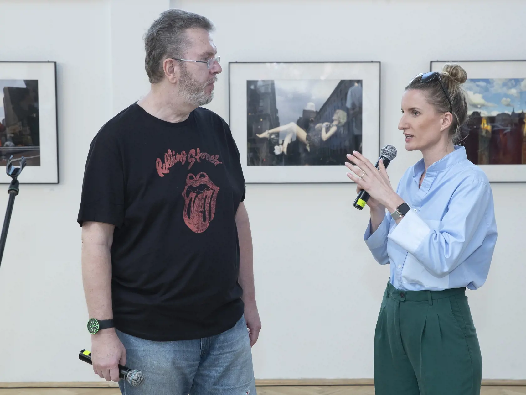 Adela moderuje výstavu fotografií Richarda MÜllera Okamihy.