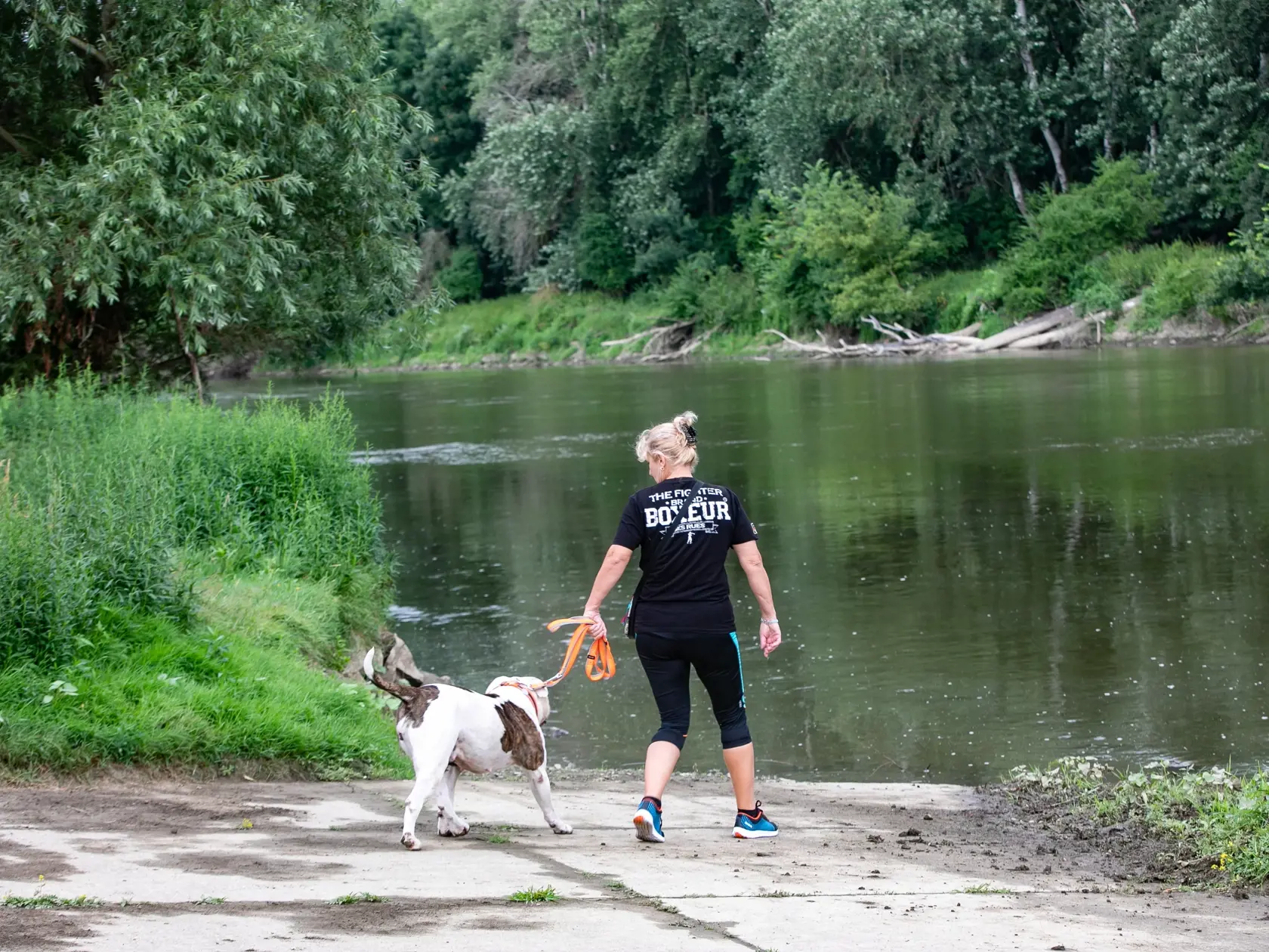 Mestská policajtka Blanka Gurová vo Vysokej pri Morave odhalila sexuálneho maniaka, ktorý obťažoval miestne ženy. Pri jeho zneškodnení jej výdatne pomáhal jej pes Lexy.