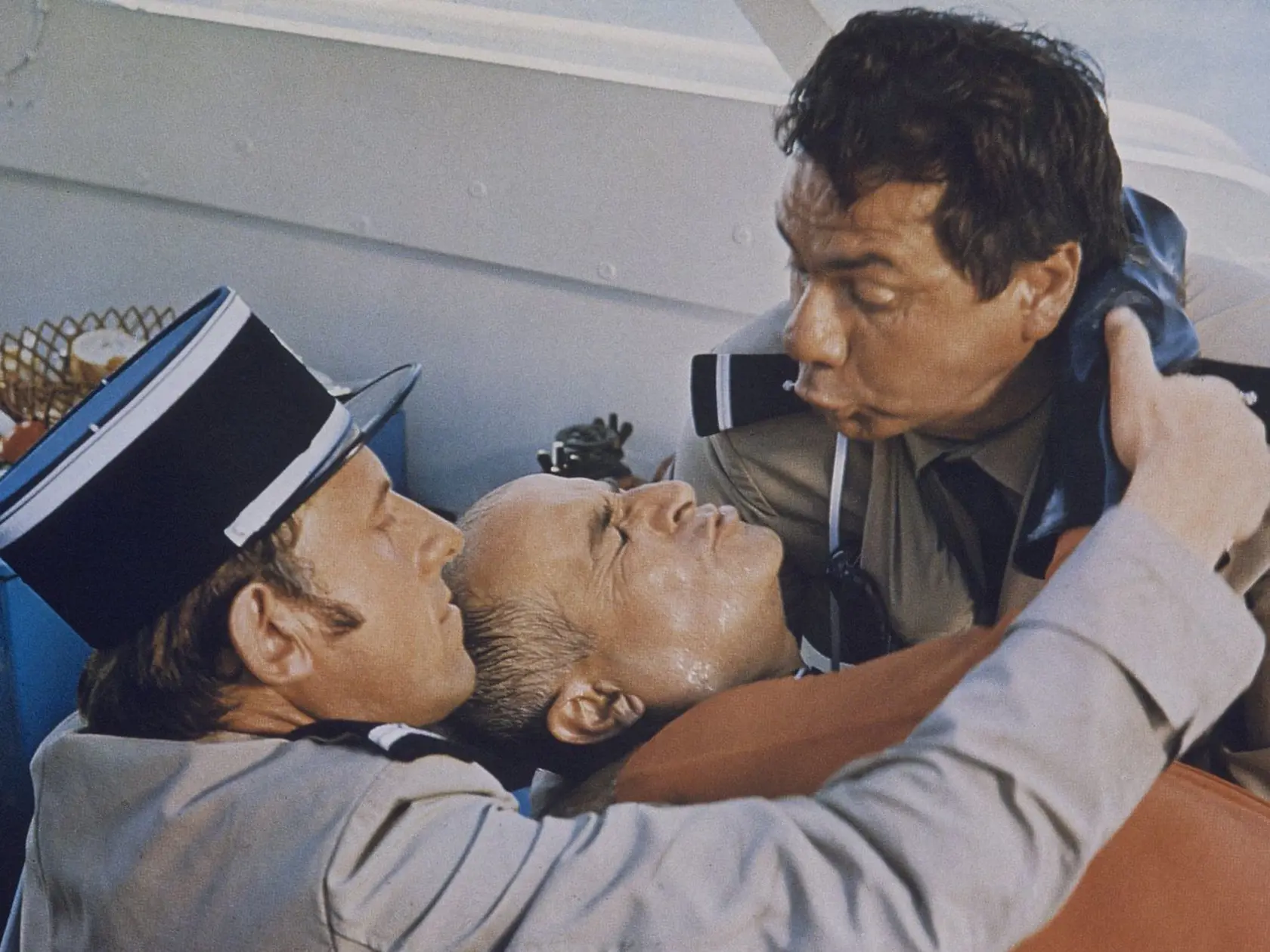 V komédii Žandár sa žení si s Cruchotom (Louis de Funès) skočili do vlasov. 