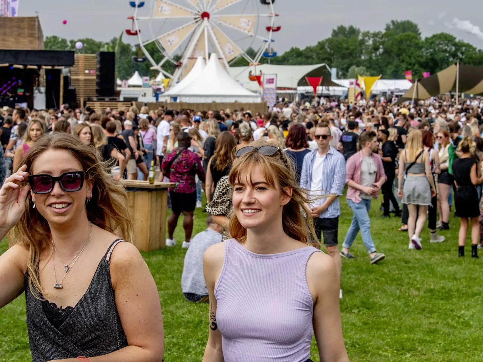 Holandsko zrušilo koncom júna takmer všetky opatrenia, v krajine dostali zelenú hudobné festivaly s davmi ľudí. Na snímkach Chin Chin Festival v Amsterdame, ktorý sa konal 3. júla.