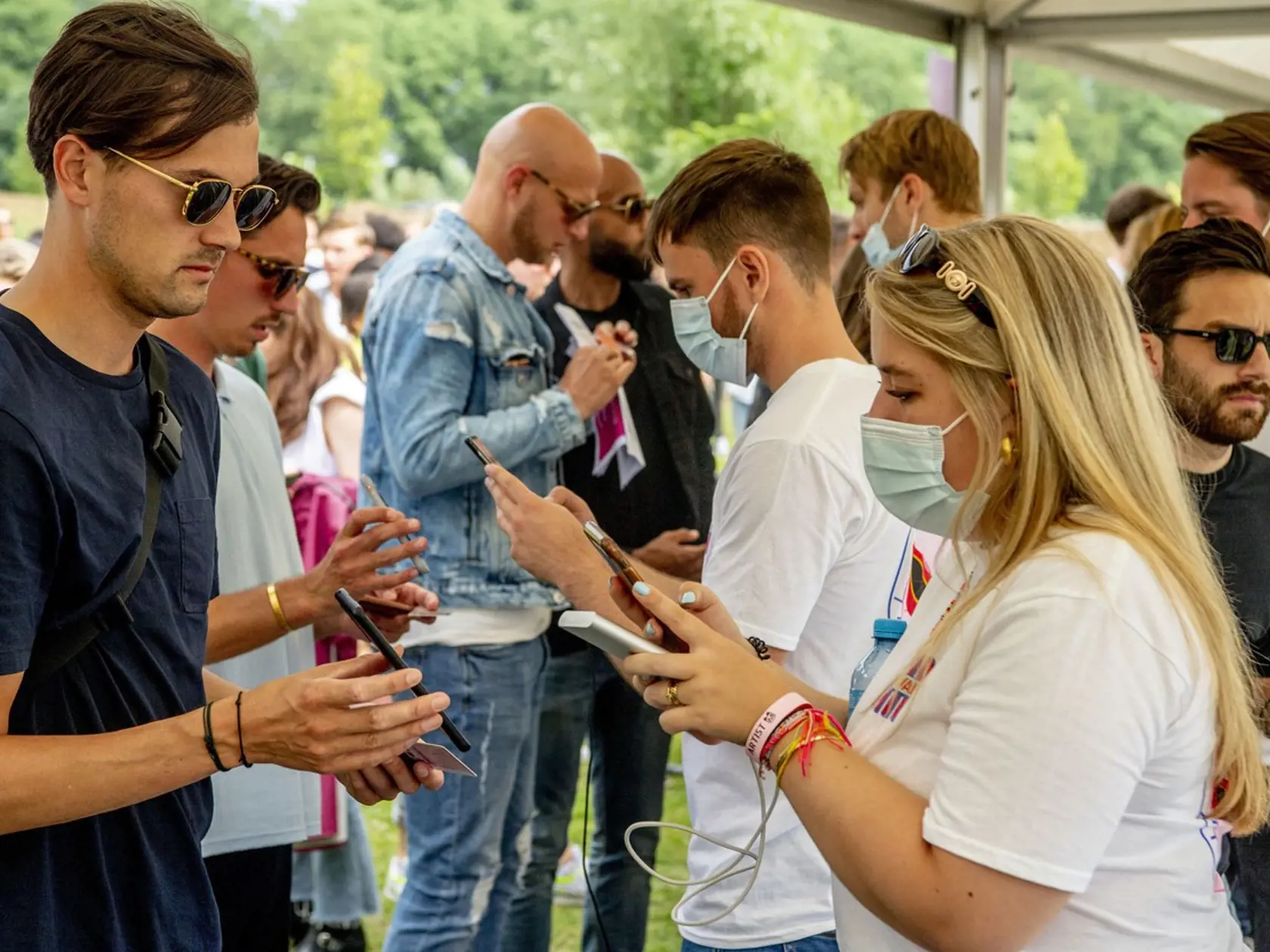 Holandsko zrušilo koncom júna takmer všetky opatrenia, v krajine dostali zelenú hudobné festivaly s davmi ľudí. Na snímkach Chin Chin Festival v Amsterdame, ktorý sa konal 3. júla.