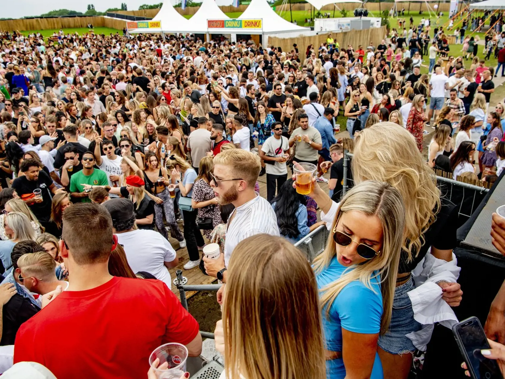 Holandsko zrušilo koncom júna takmer všetky opatrenia, v krajine dostali zelenú hudobné festivaly s davmi ľudí. Na snímkach Chin Chin Festival v Amsterdame, ktorý sa konal 3. júla.