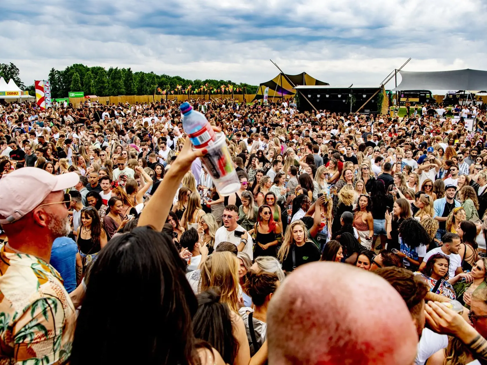 Holandsko zrušilo koncom júna takmer všetky opatrenia, v krajine dostali zelenú hudobné festivaly s davmi ľudí. Na snímkach Chin Chin Festival v Amsterdame, ktorý sa konal 3. júla.