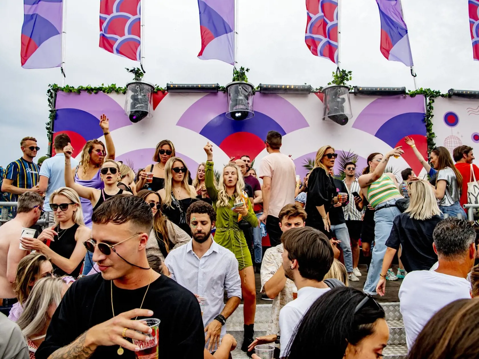 Holandsko zrušilo koncom júna takmer všetky opatrenia, v krajine dostali zelenú hudobné festivaly s davmi ľudí. Na snímkach Chin Chin Festival v Amsterdame, ktorý sa konal 3. júla.