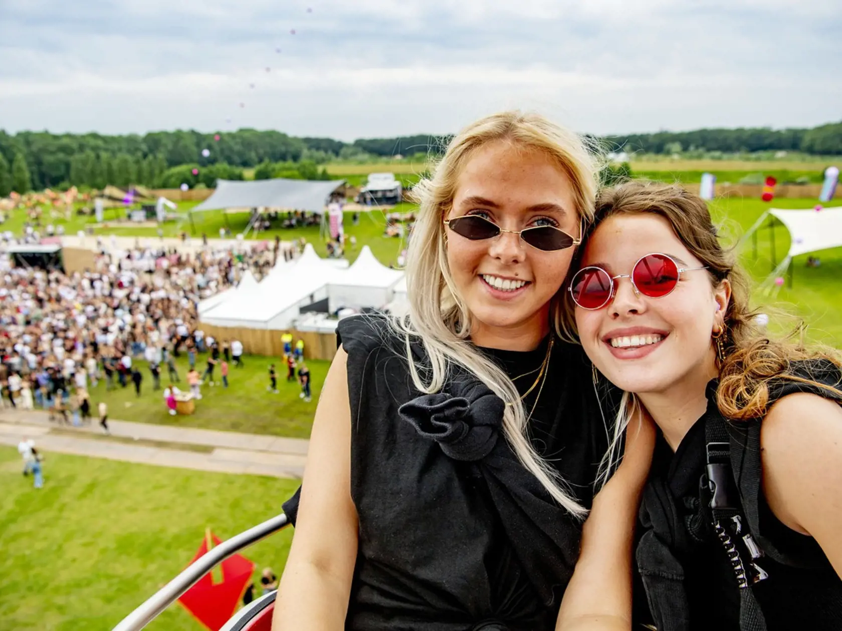 Holandsko zrušilo koncom júna takmer všetky opatrenia, v krajine dostali zelenú hudobné festivaly s davmi ľudí. Na snímkach Chin Chin Festival v Amsterdame, ktorý sa konal 3. júla.