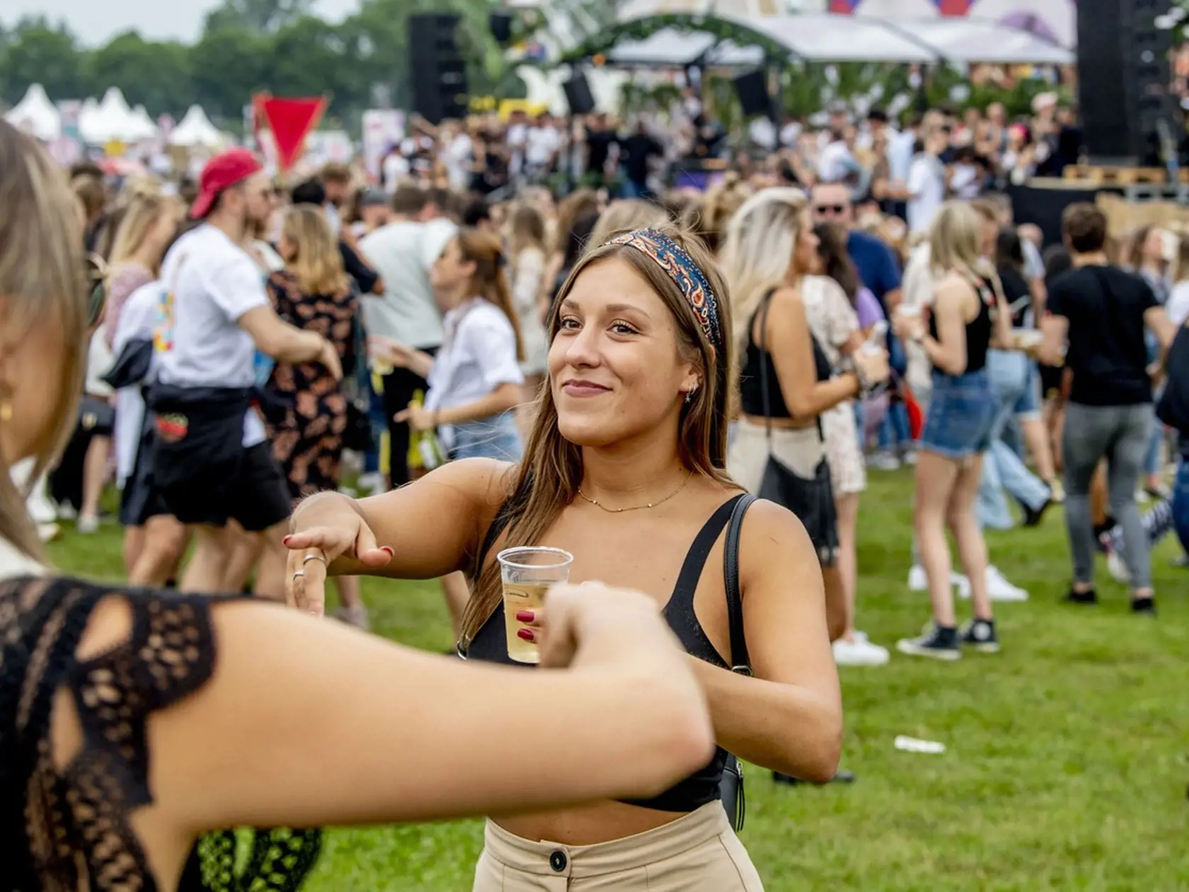 Holandsko zrušilo koncom júna takmer všetky opatrenia, v krajine dostali zelenú hudobné festivaly s davmi ľudí. Na snímkach Chin Chin Festival v Amsterdame, ktorý sa konal 3. júla.