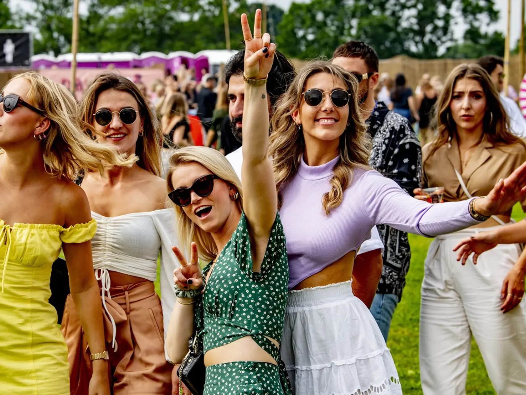 Holandsko zrušilo koncom júna takmer všetky opatrenia, v krajine dostali zelenú hudobné festivaly s davmi ľudí. Na snímkach Chin Chin Festival v Amsterdame, ktorý sa konal 3. júla.