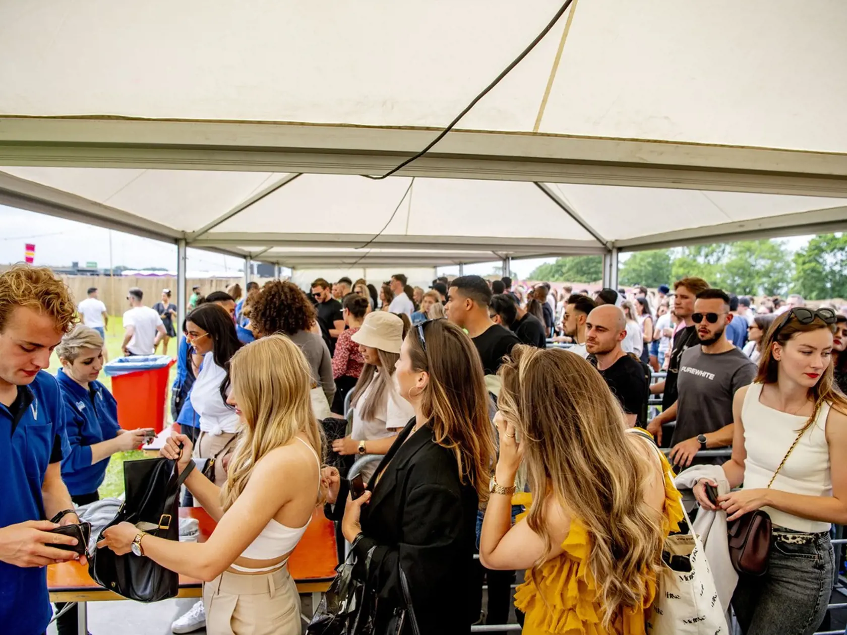 Holandsko zrušilo koncom júna takmer všetky opatrenia, v krajine dostali zelenú hudobné festivaly s davmi ľudí. Na snímkach Chin Chin Festival v Amsterdame, ktorý sa konal 3. júla.