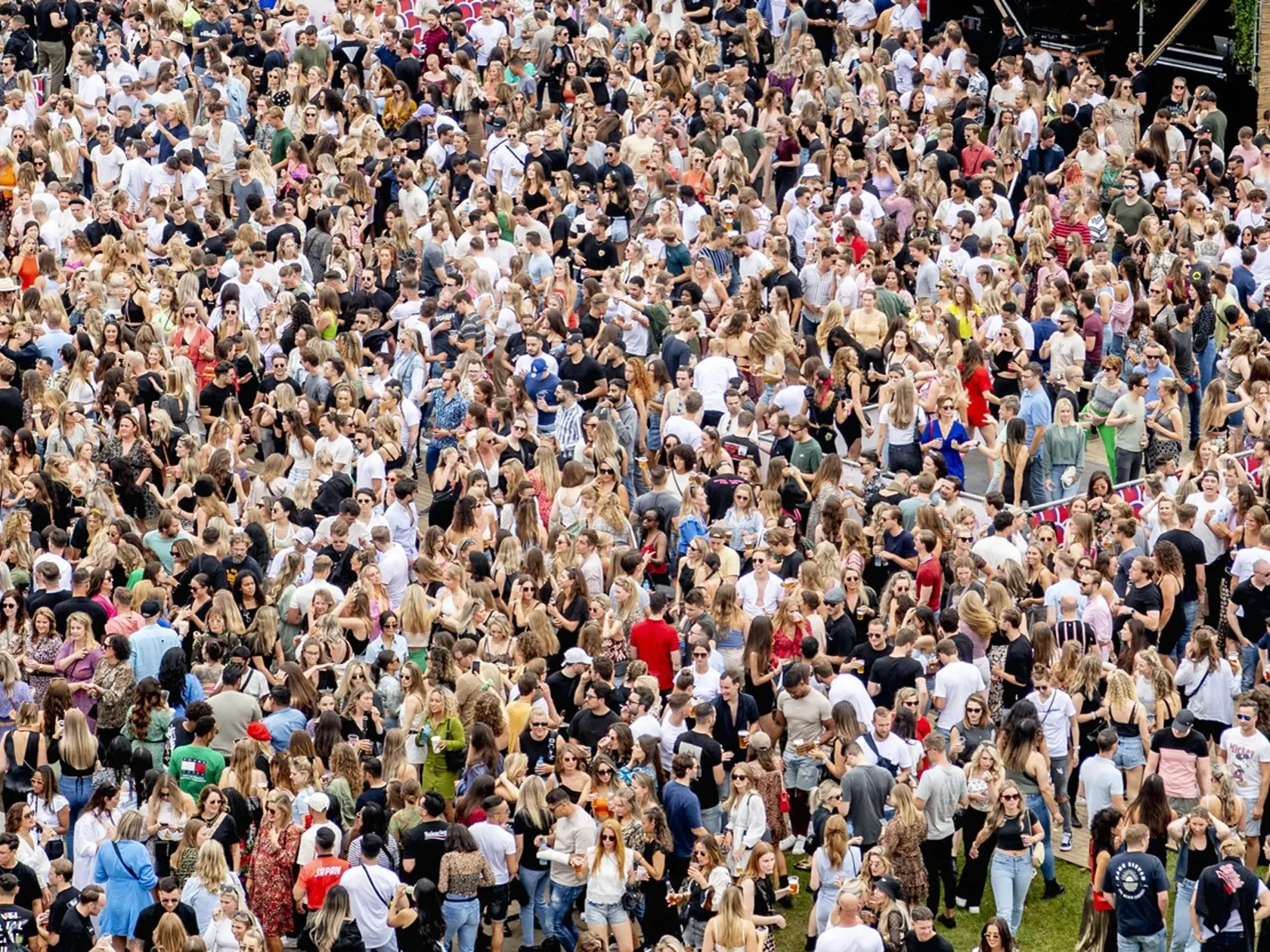 Holandsko zrušilo koncom júna takmer všetky opatrenia, v krajine dostali zelenú hudobné festivaly s davmi ľudí. Na snímkach Chin Chin Festival v Amsterdame, ktorý sa konal 3. júla.