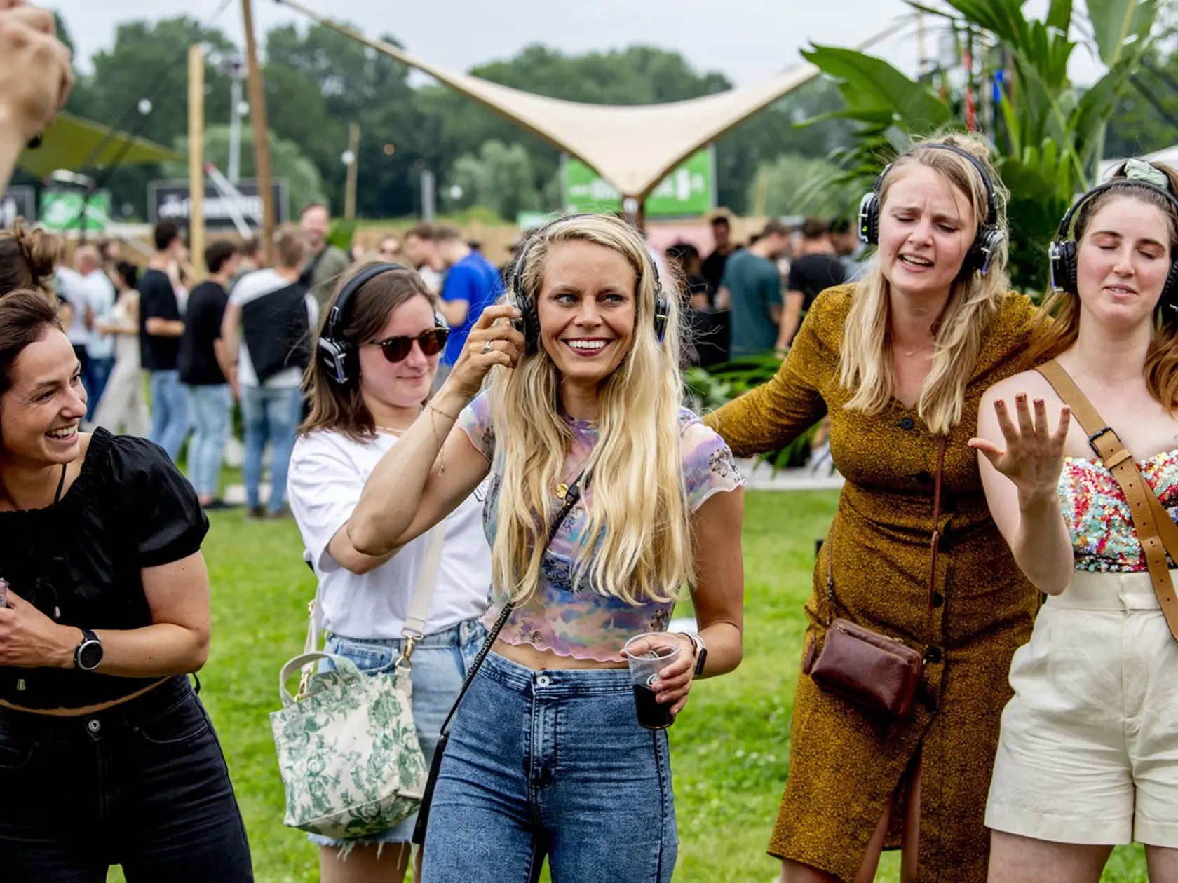 Holandsko zrušilo koncom júna takmer všetky opatrenia, v krajine dostali zelenú hudobné festivaly s davmi ľudí. Na snímkach Chin Chin Festival v Amsterdame, ktorý sa konal 3. júla.