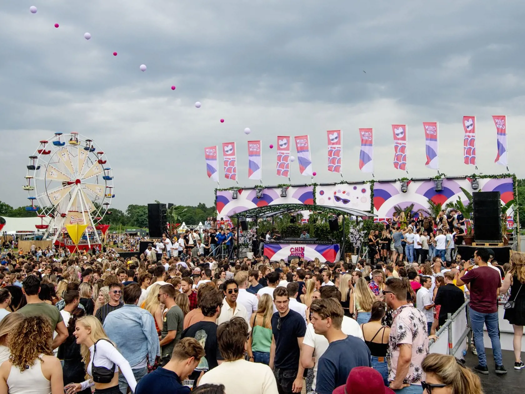 Holandsko zrušilo koncom júna takmer všetky opatrenia, v krajine dostali zelenú hudobné festivaly s davmi ľudí. Na snímkach Chin Chin Festival v Amsterdame, ktorý sa konal 3. júla.