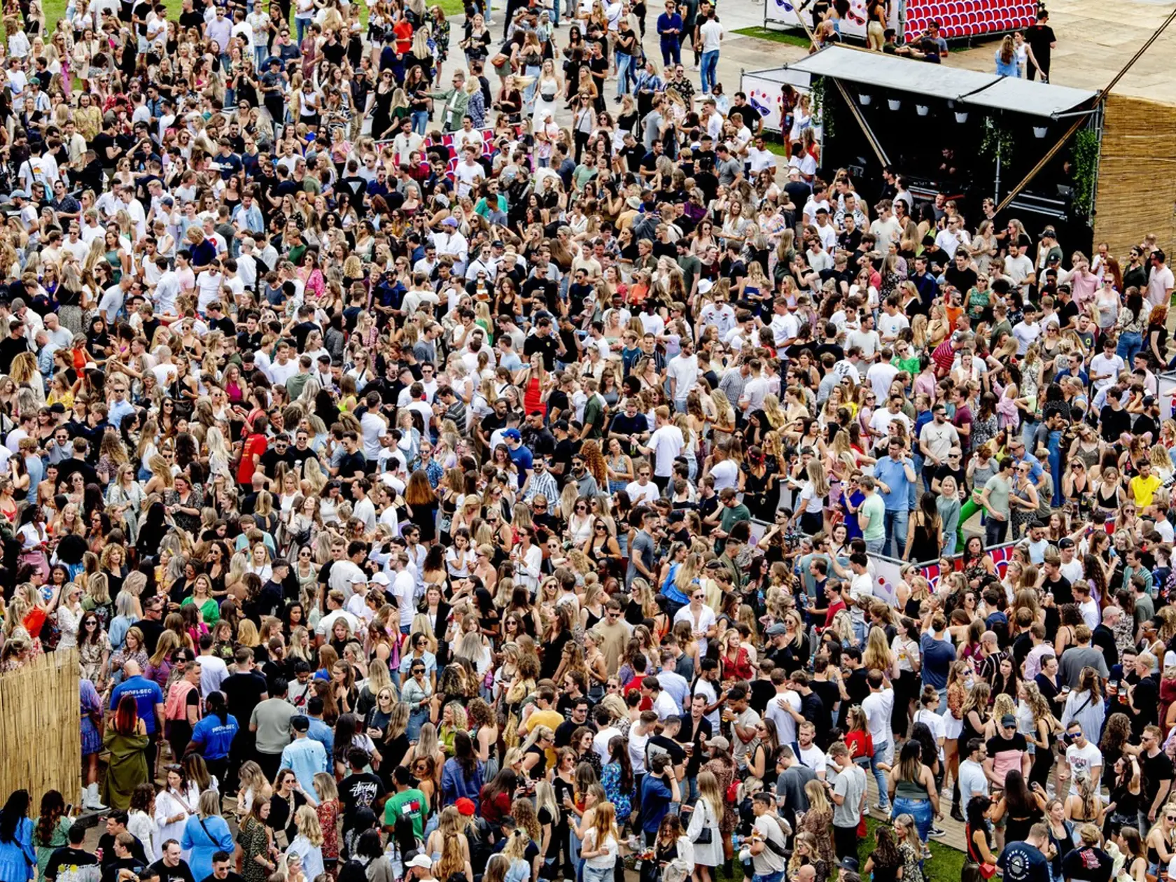 Holandsko zrušilo koncom júna takmer všetky opatrenia, v krajine dostali zelenú hudobné festivaly s davmi ľudí. Na snímkach Chin Chin Festival v Amsterdame, ktorý sa konal 3. júla.