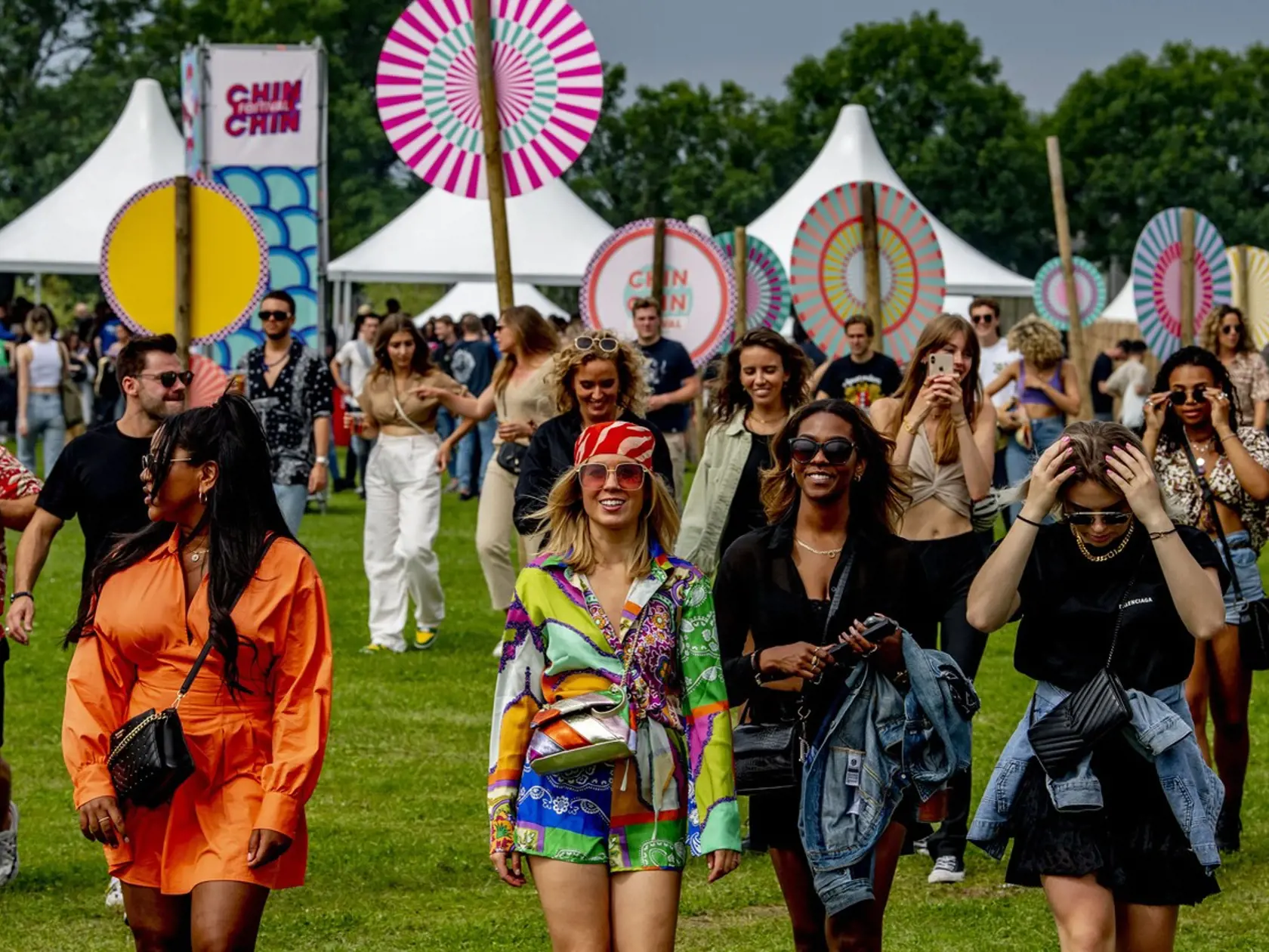 Holandsko zrušilo koncom júna takmer všetky opatrenia, v krajine dostali zelenú hudobné festivaly s davmi ľudí. Na snímkach Chin Chin Festival v Amsterdame, ktorý sa konal 3. júla.