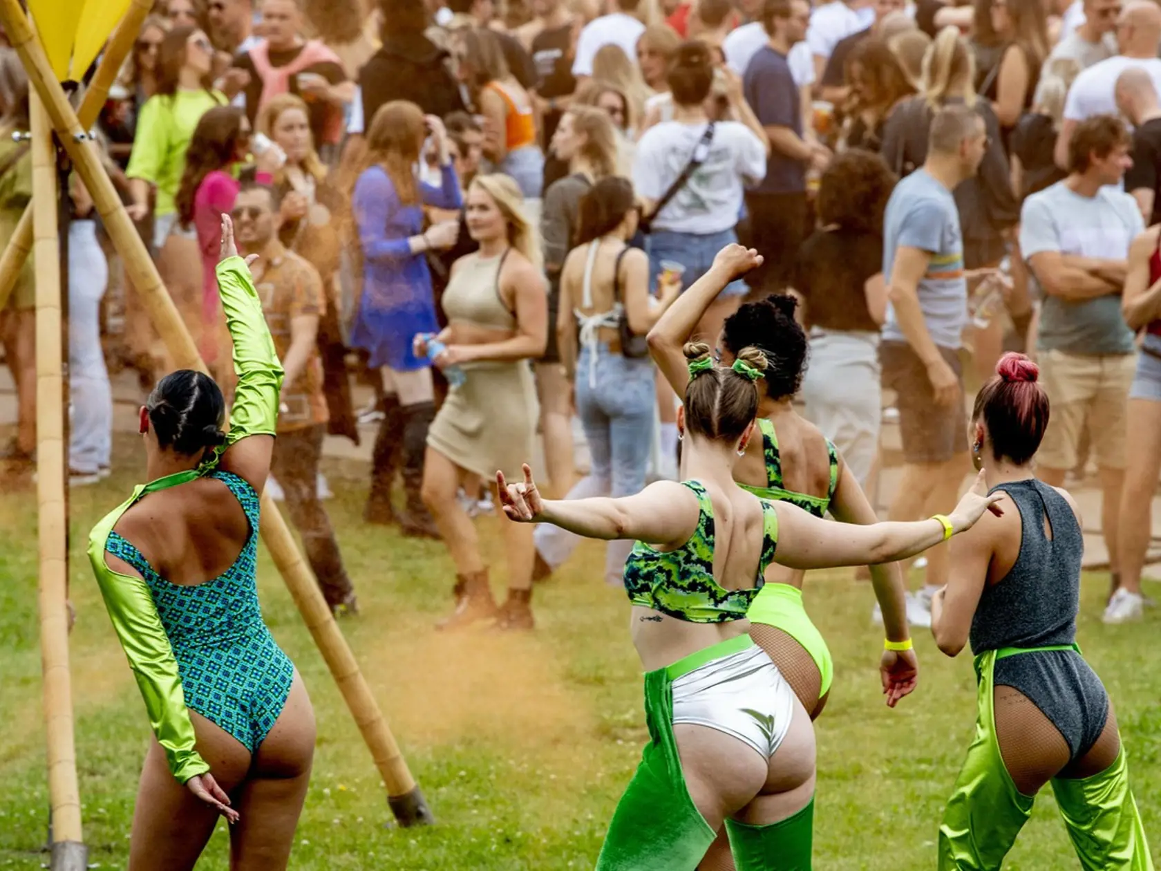 Holandsko zrušilo koncom júna takmer všetky opatrenia, v krajine dostali zelenú hudobné festivaly s davmi ľudí. Na snímkach Chin Chin Festival v Amsterdame, ktorý sa konal 3. júla.