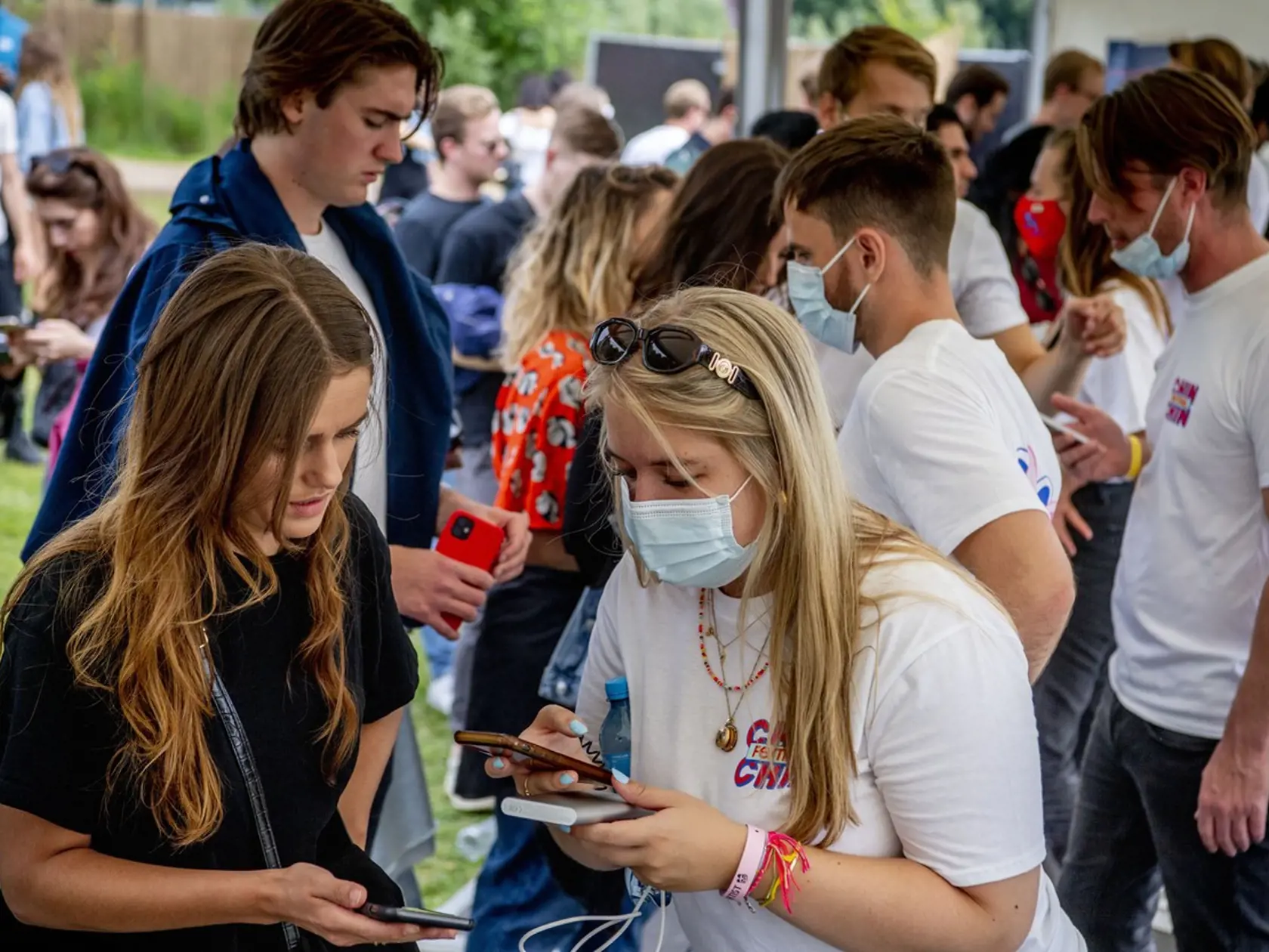 Holandsko zrušilo koncom júna takmer všetky opatrenia, v krajine dostali zelenú hudobné festivaly s davmi ľudí. Na snímkach Chin Chin Festival v Amsterdame, ktorý sa konal 3. júla.