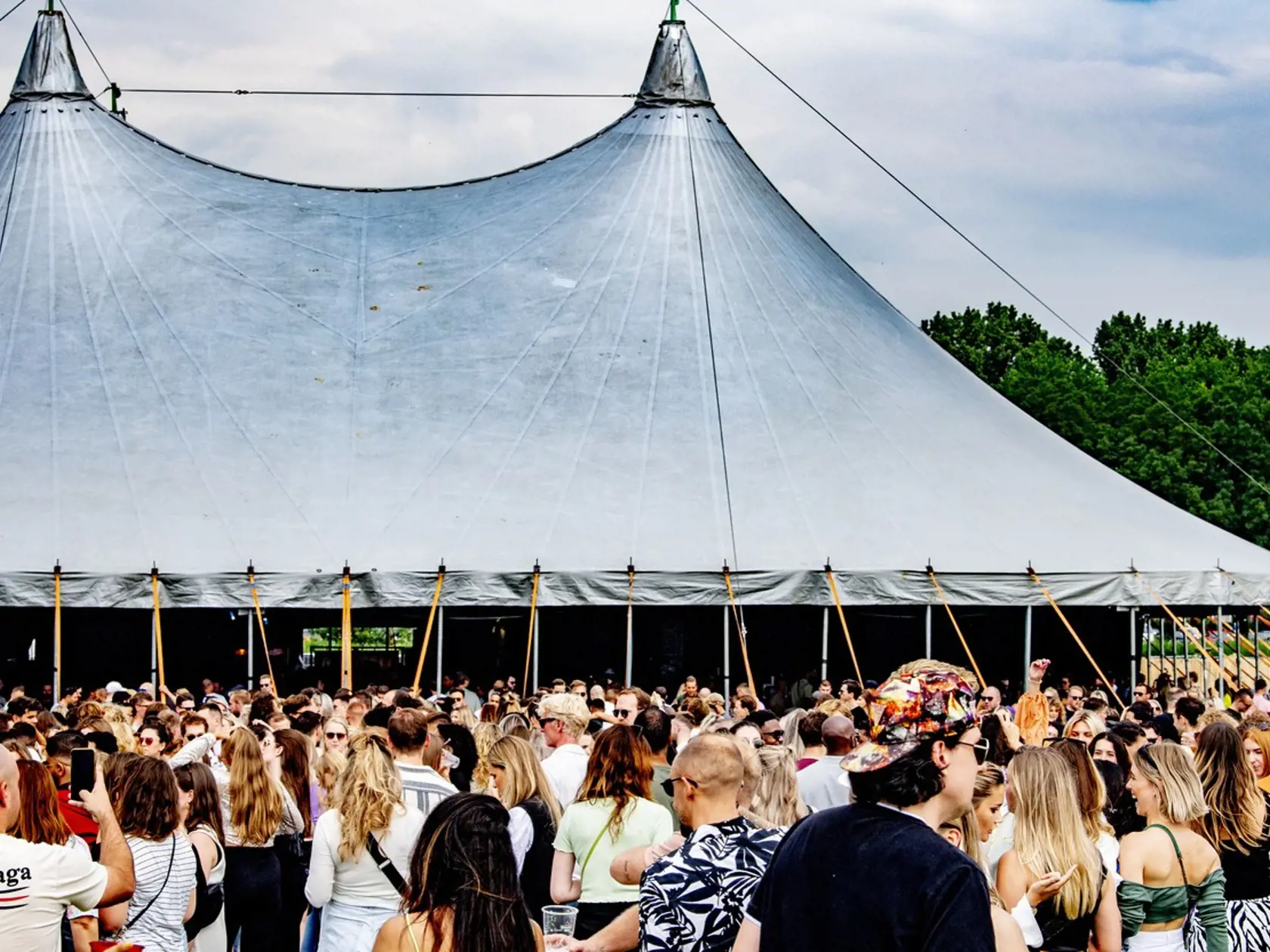 Holandsko zrušilo koncom júna takmer všetky opatrenia, v krajine dostali zelenú hudobné festivaly s davmi ľudí. Na snímkach Chin Chin Festival v Amsterdame, ktorý sa konal 3. júla.