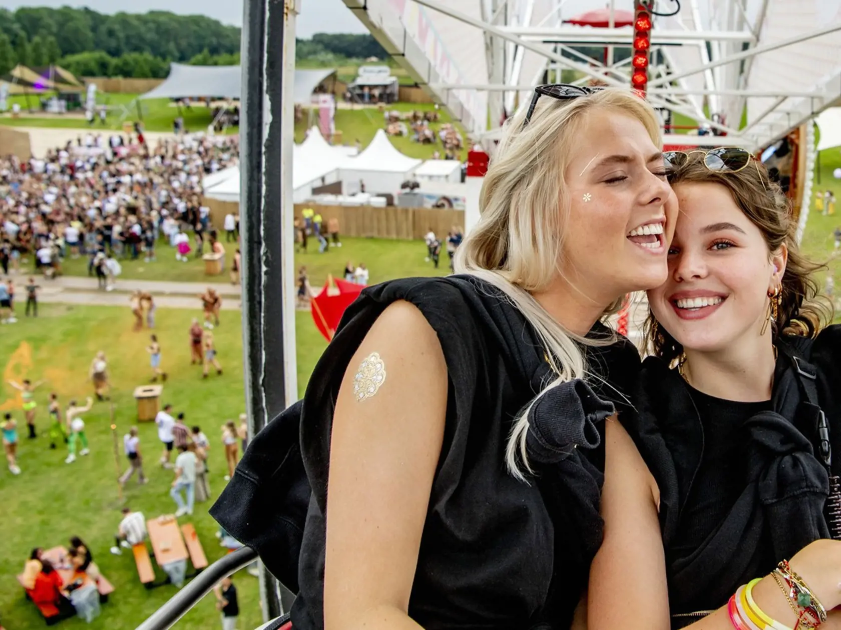 Holandsko zrušilo koncom júna takmer všetky opatrenia, v krajine dostali zelenú hudobné festivaly s davmi ľudí. Na snímkach Chin Chin Festival v Amsterdame, ktorý sa konal 3. júla.