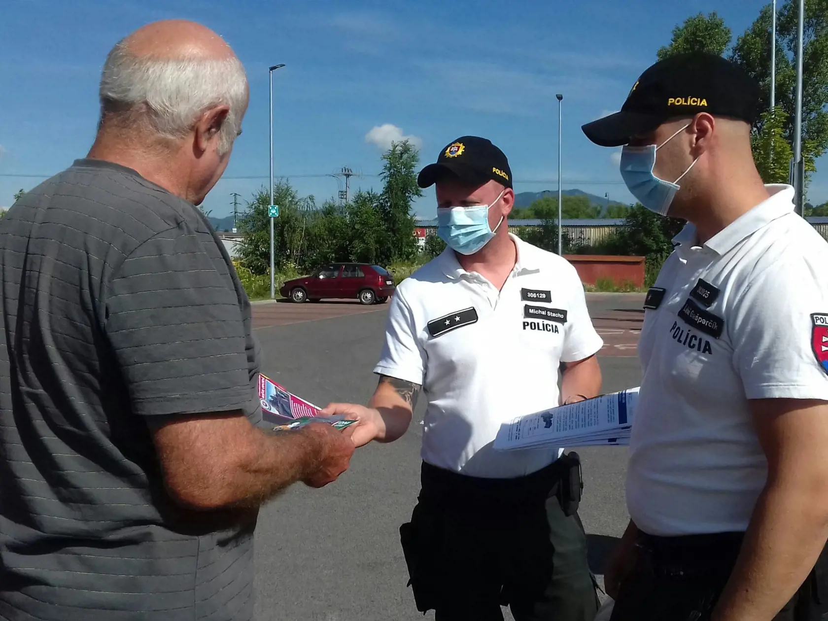Polícia udeľuje pokuty iba v prípade, že človek porušuje nariadenia a nemá rúškom prekryté horné dýchacie cesty na miestach, kde je to povinné.