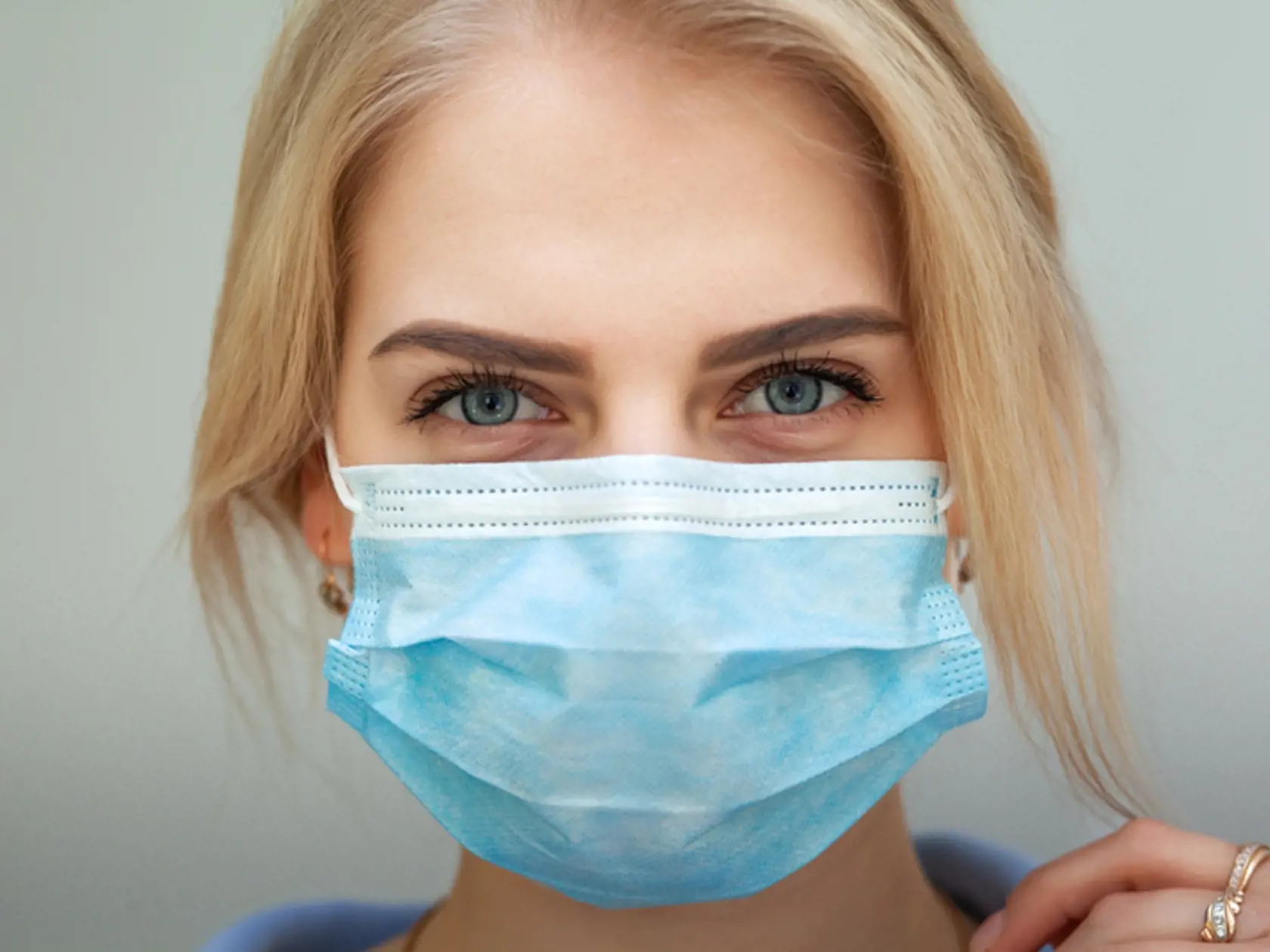 Neustále treba mať na pamäti, že sa pred nákazou koronavírusom vieme chrániť len tromi spôsobmi – sociálnym odstupom, zvýšenou hygienou rúk a správnym nosením rúška.
