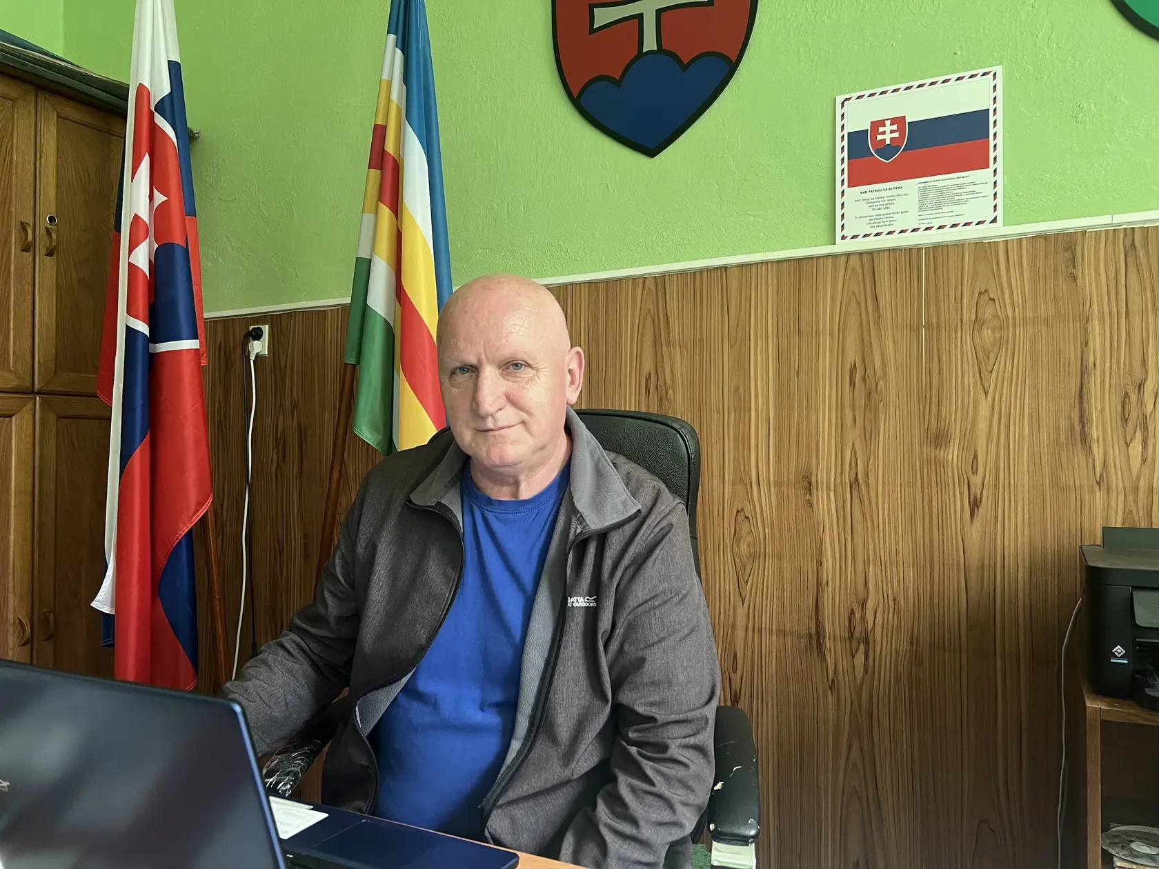 Starosta obce Banský Studenec, Pavol Santoris, potvrdil, že obec reagovala na jeden z podnetov výzvou pre vlastníkov nehnuteľností v rekreačnej oblasti.