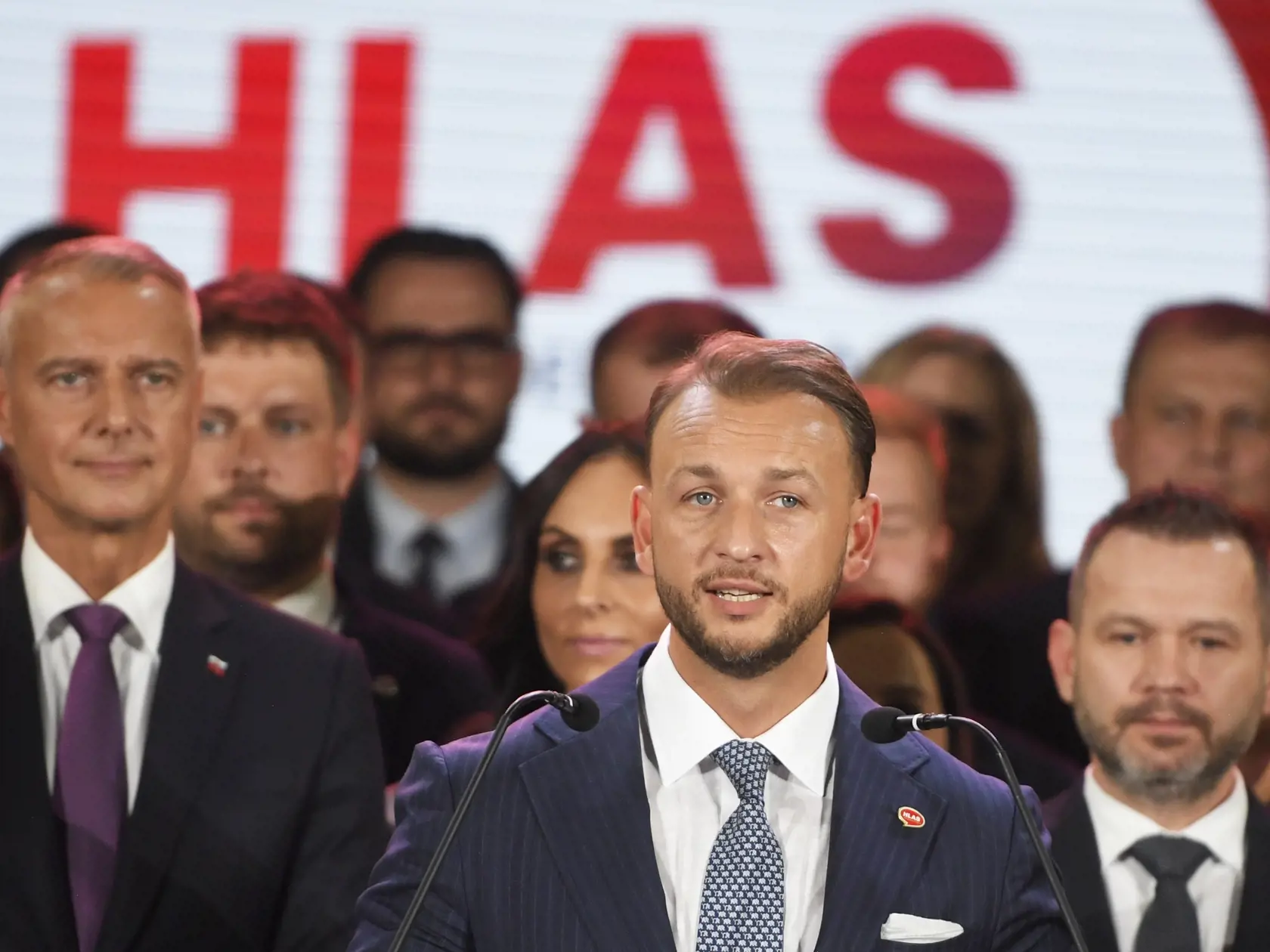 Na snímke novozvolený predseda strany Hlas-SD Matúš Šutaj Eštok (uprostred) počas tlačovej konferencie po 4. pracovnom sneme strany v Košiciach v sobotu 1. júna 2024.  Do funkcie ho zvolili na sobotnom sneme, nahradil tak zakladateľa Hlasu-SD a novozvoleného prezidenta SR Petra Pellegriniho. Za podpredsedov strany zvolili delegáti na sneme ministrov Denisu Sakovú (nie je na snímke), Richarda Rašiho (vľavo), Erika Tomáša (nie je na snímke), Zuzanu Dolinkovú (stojí za novým predsedom). Novým podpr