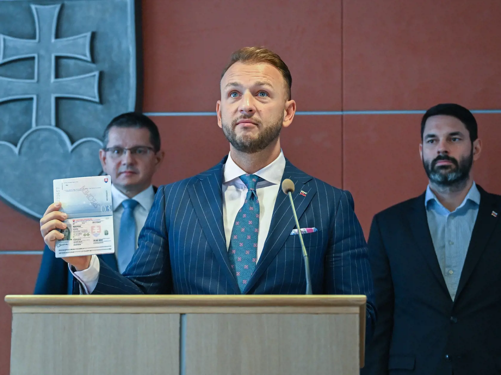 Na snímke uprostred minster vnútra SR Matúš Šutaj-Eštok (Hlas-SD), vľavo štátny tajomník minsterstva vnútra (MV) SR Patrik Krauspe a generálny riaditeľ sekcie informatiky, telekomunikácií a bezpečnosti MV SR Martin Hrachal predstavujú nové pasy počas tlačovej konferencie v Bratislave v piatok 20. septembra 2024. Ministerstvo vnútra (MV) SR začalo vydávať cestovné pasy s novými dizajnovými a bezpečnostnými prvkami. Dostanú ich občania, ktorí o cestovný pas požiadali najskôr v utorok 17. septembra