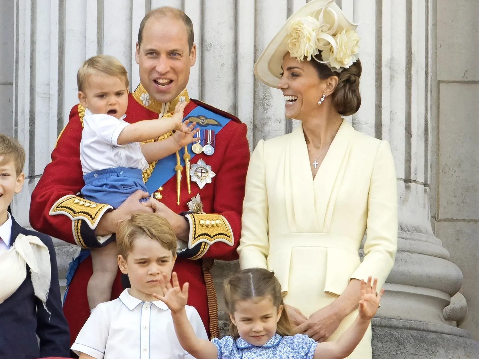 Iba 4-ročná princezná je majsterka v mávaní, robí to s patričným šarmom a noblesou.