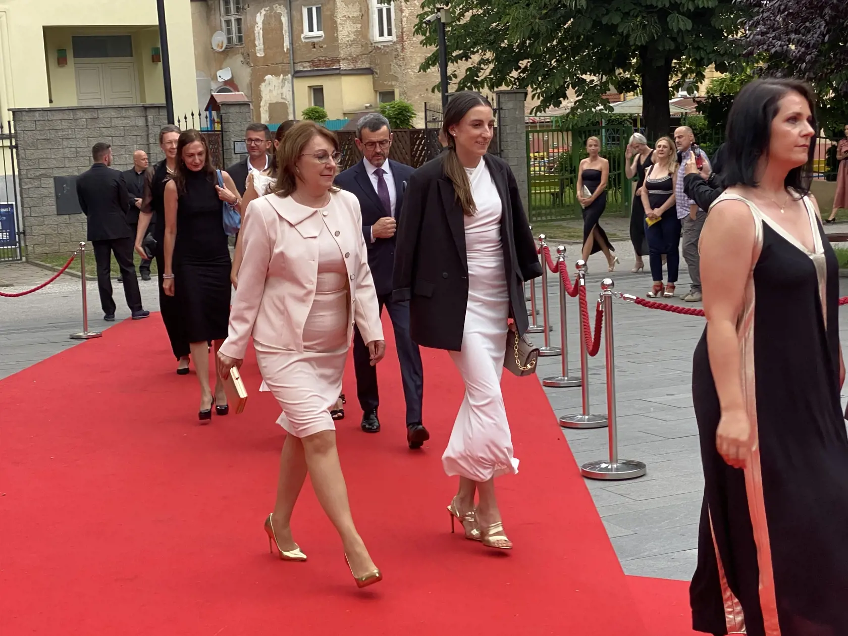 Príchod hostí na záverečný ceremoniál 30. ročníka medzinárodného festivalu Art Film Košice, na ktorom odovzdali ceny držiteľom honorárnych ocenení - Sergejovi Loznicovi, Antónii Liškovej a Marošovi Kramárovi a vyhlásili víťazov jednotlivých súťaží.