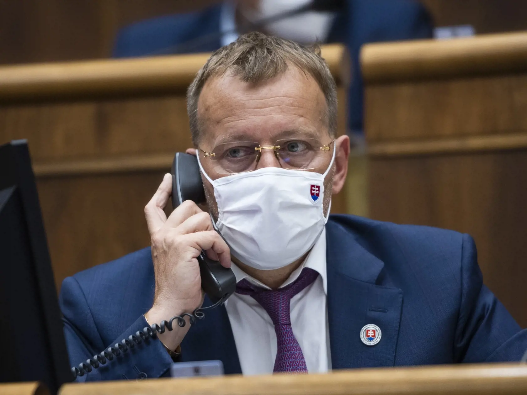 Na snímke predseda NRSR Boris Kollár (Sme rodina) telefonuje počas 32. schôdze Národnej rady SR v Bratislave 17. júna 2021. FOTO TASR - Jaroslav Novák