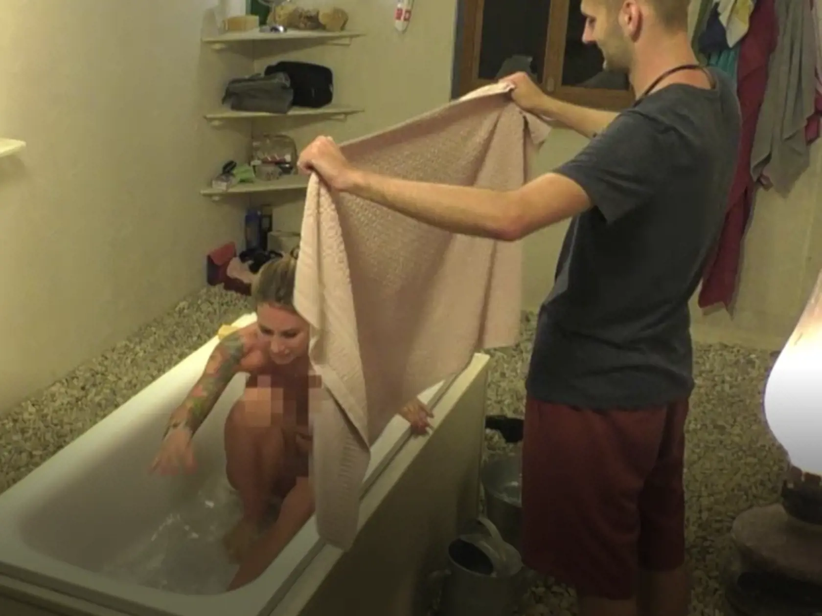 Kristi sa ukáže v plnej paráde. Ukáže silikónové prsia a rozkrok.