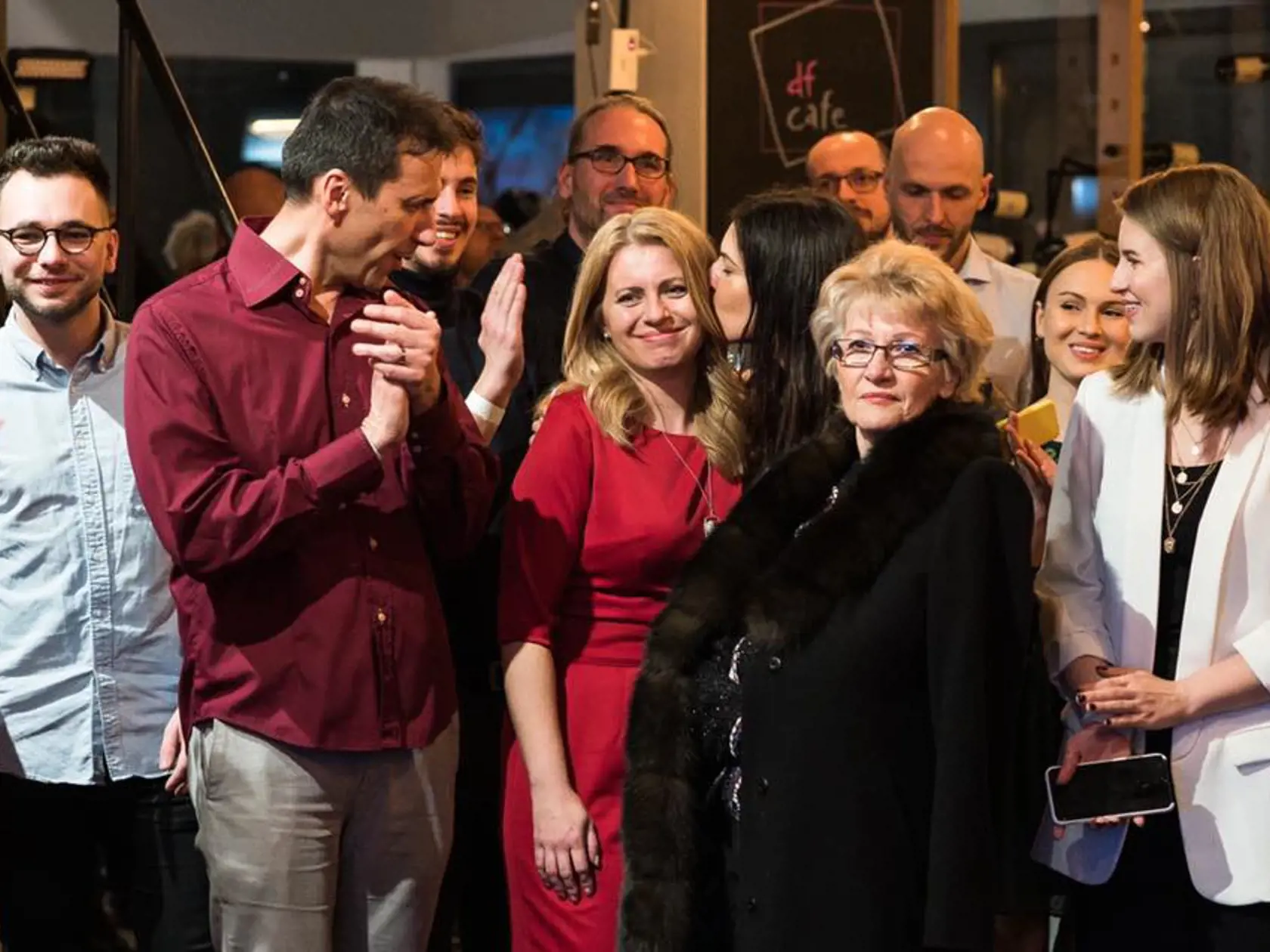 Zuzana Čaputová počas volebnej noci, Martin Burgr je úplne vľavo