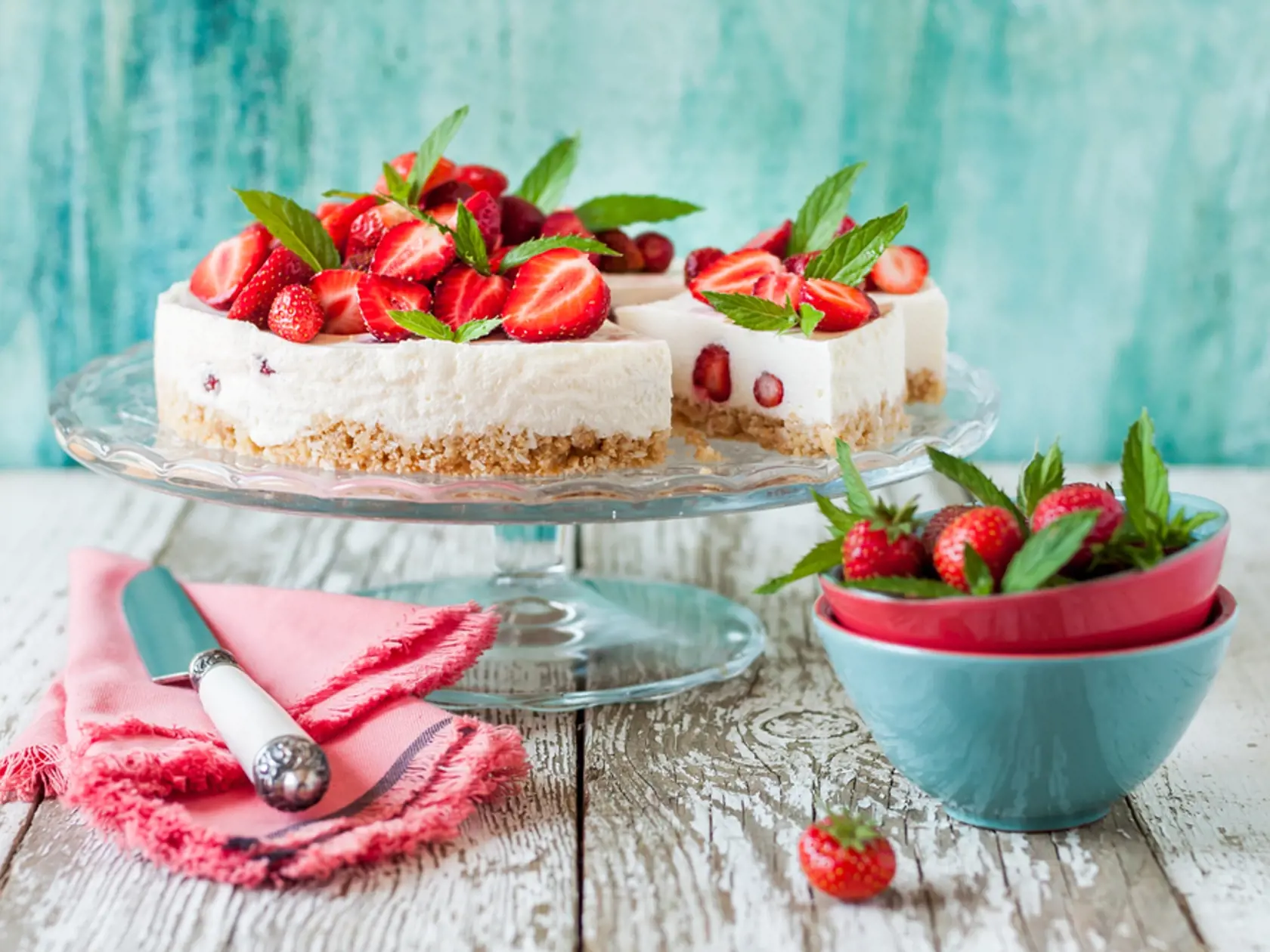 Sliced,No,Bake,Strawberry,Cheesecake,Decorated,With,Fresh,Berries,And